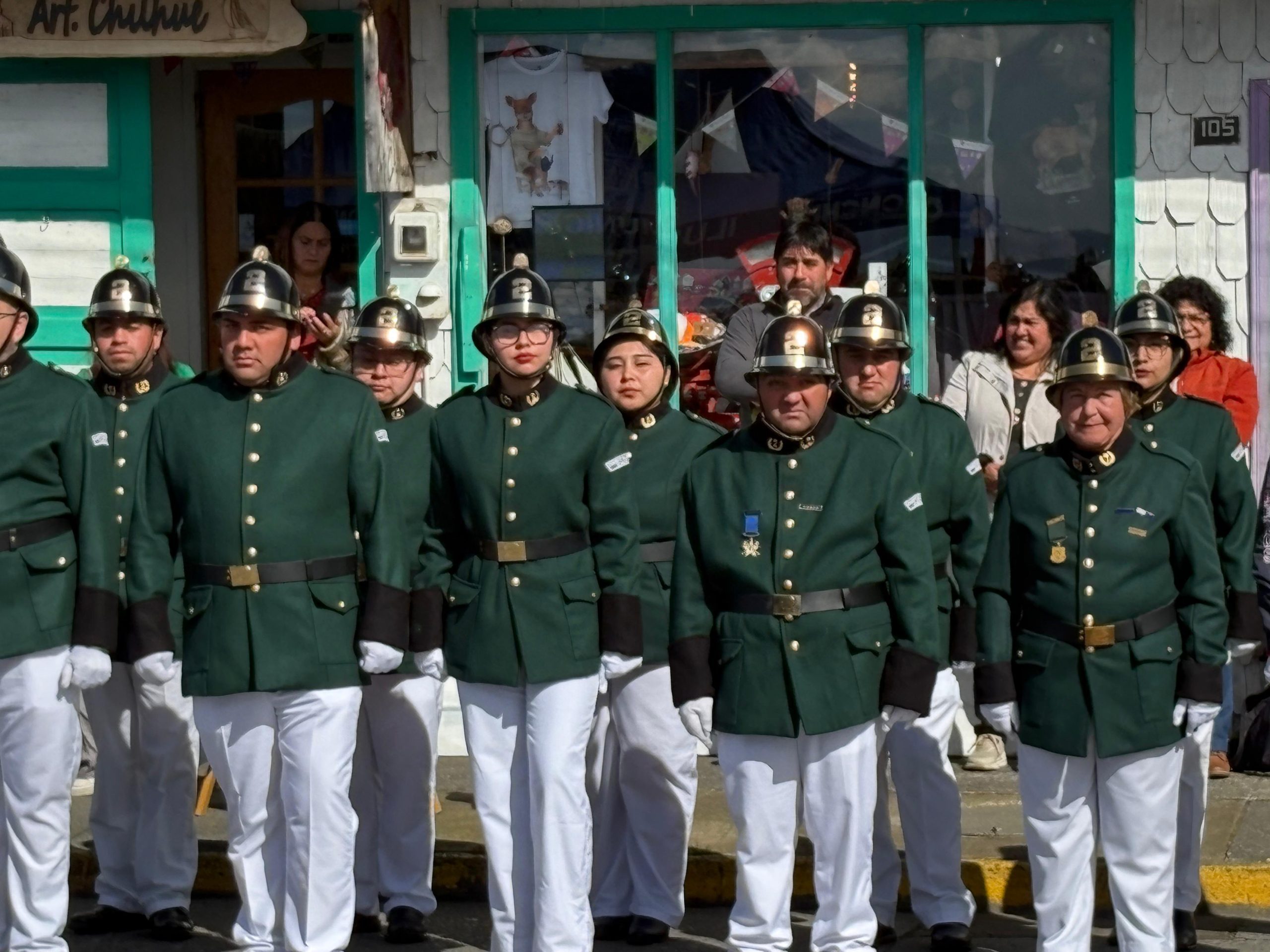 Con entrega de piochas por años de servicio el Cuerpo de Bomberos de Chonchi celebró sus 121 años de existencia.