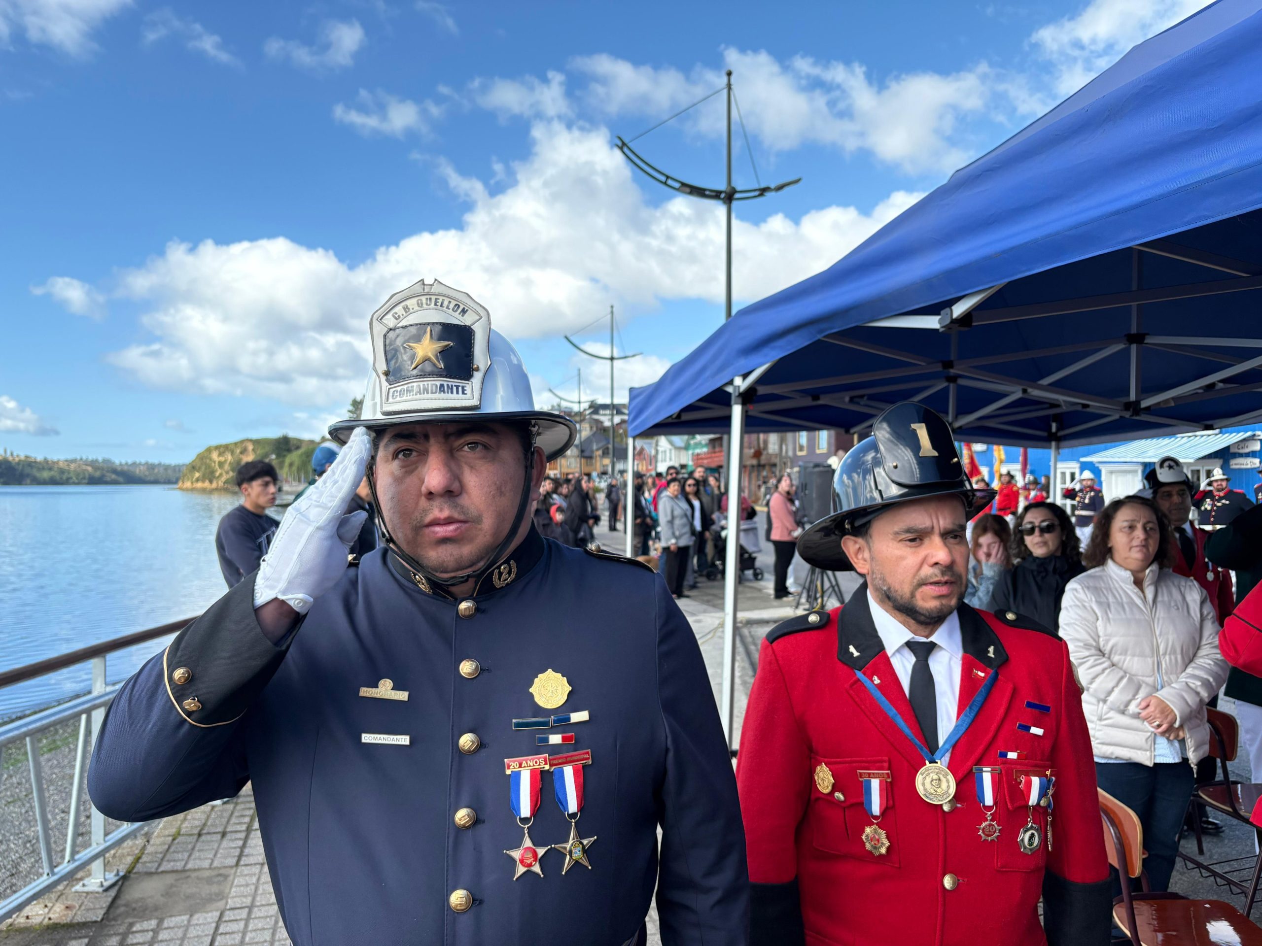 Con entrega de piochas por años de servicio el Cuerpo de Bomberos de Chonchi celebró sus 121 años de existencia.