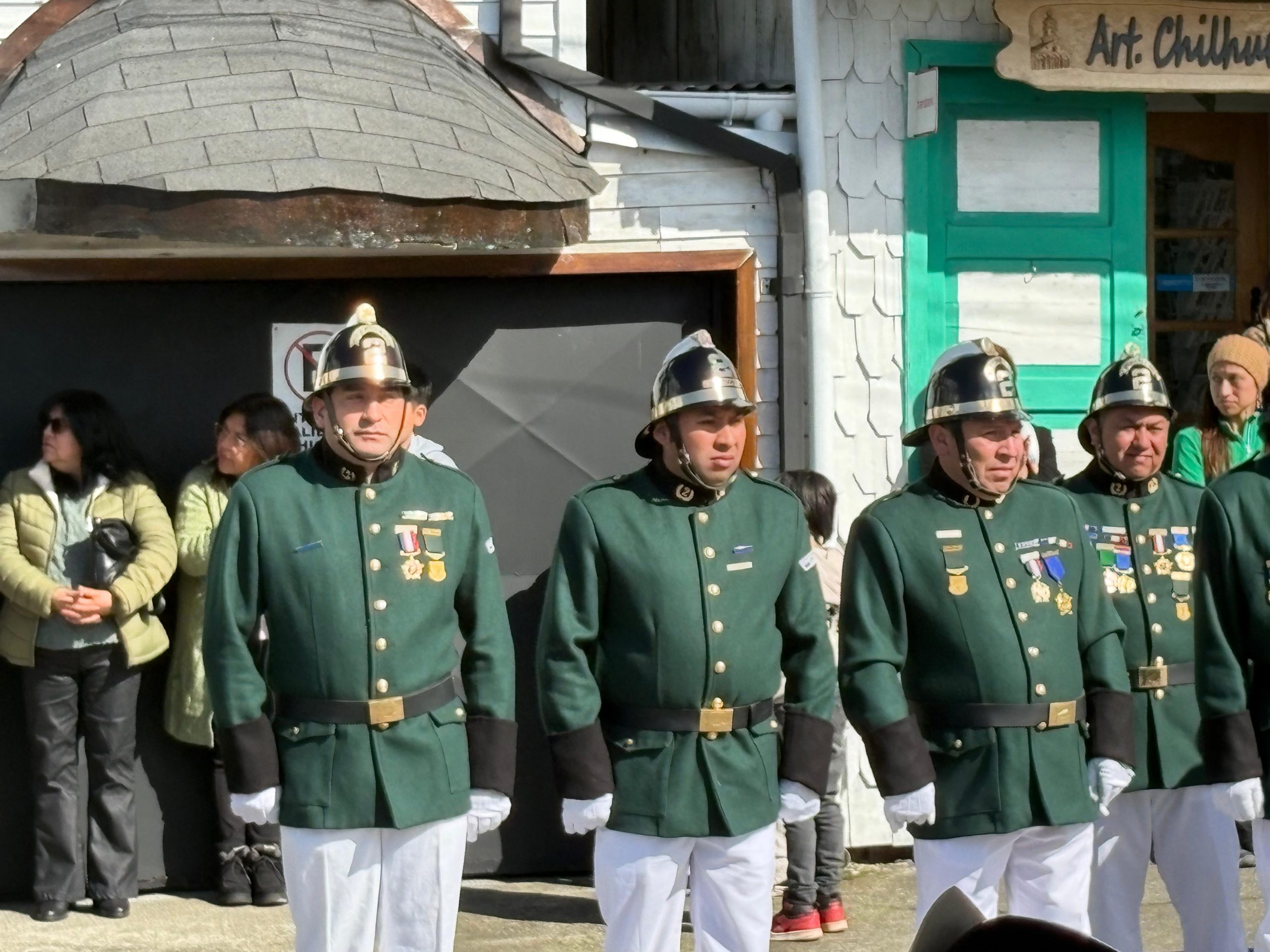 Con entrega de piochas por años de servicio el Cuerpo de Bomberos de Chonchi celebró sus 121 años de existencia.