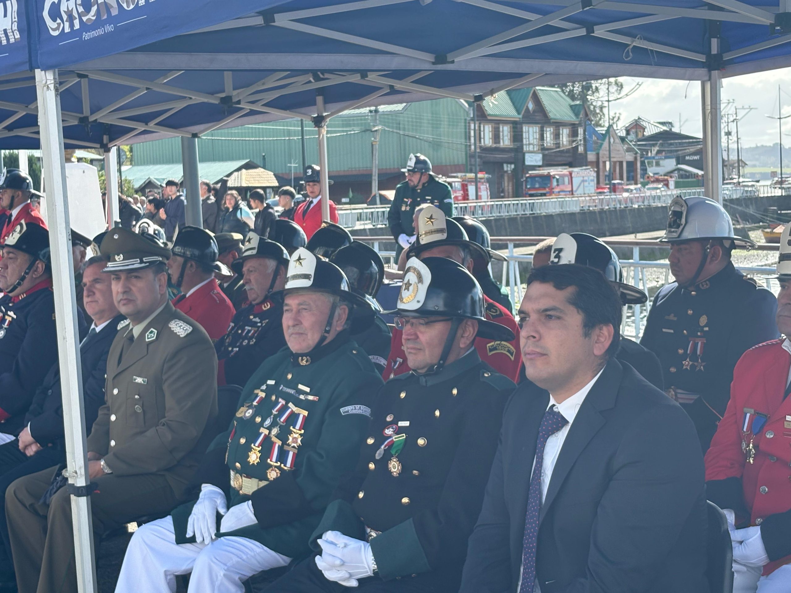 Con entrega de piochas por años de servicio el Cuerpo de Bomberos de Chonchi celebró sus 121 años de existencia.