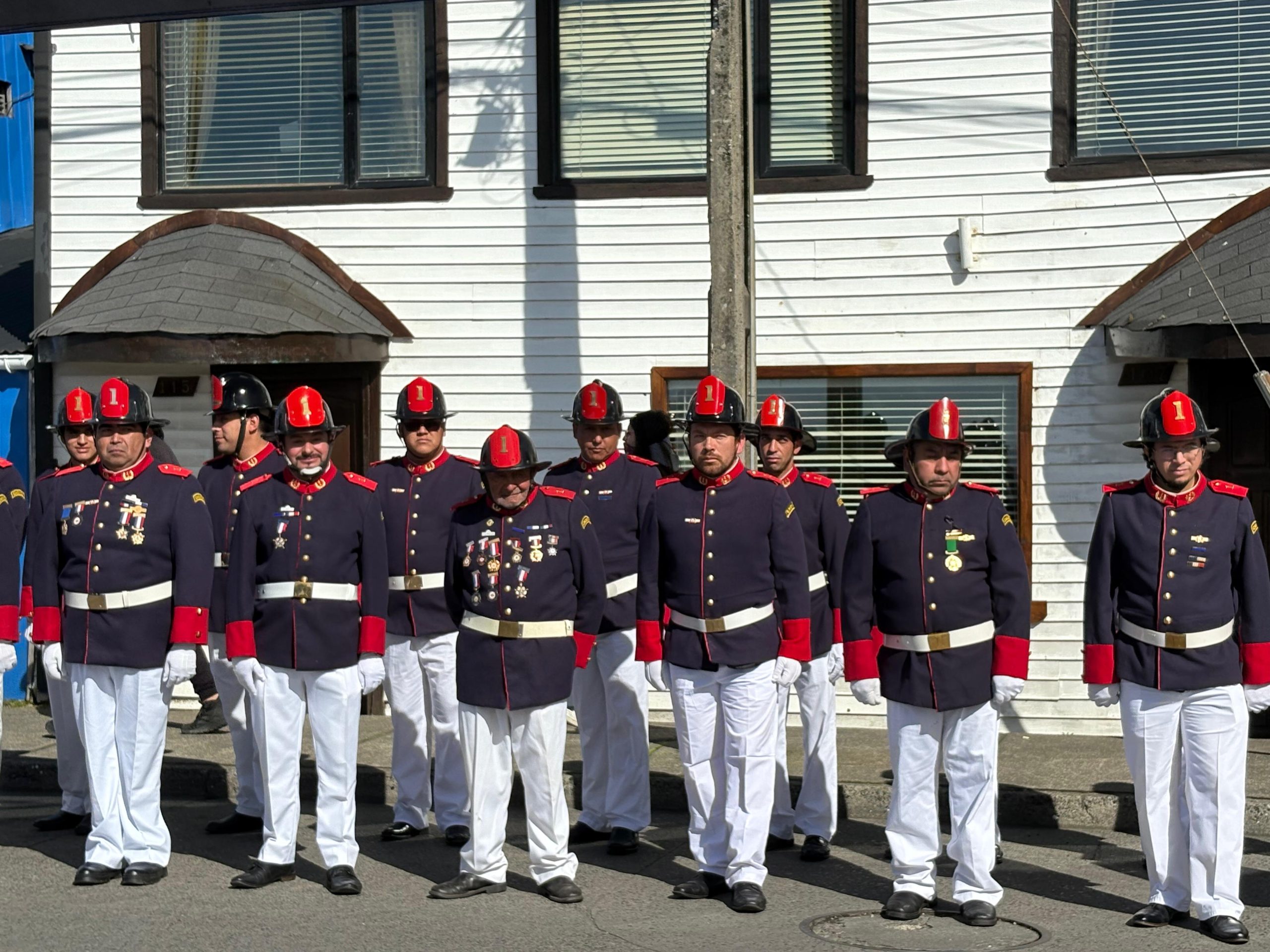 Con entrega de piochas por años de servicio el Cuerpo de Bomberos de Chonchi celebró sus 121 años de existencia.