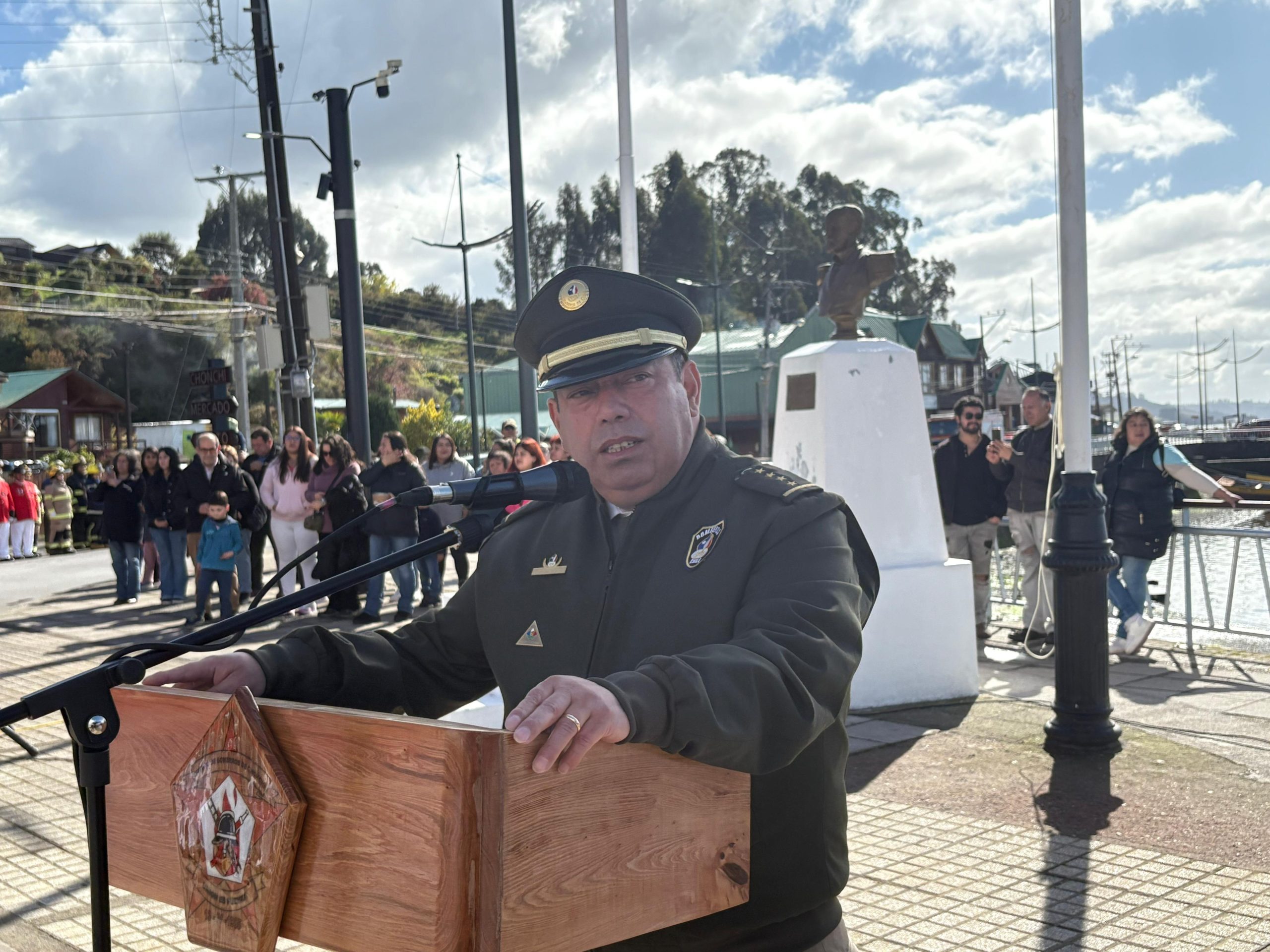 Con entrega de piochas por años de servicio el Cuerpo de Bomberos de Chonchi celebró sus 121 años de existencia.
