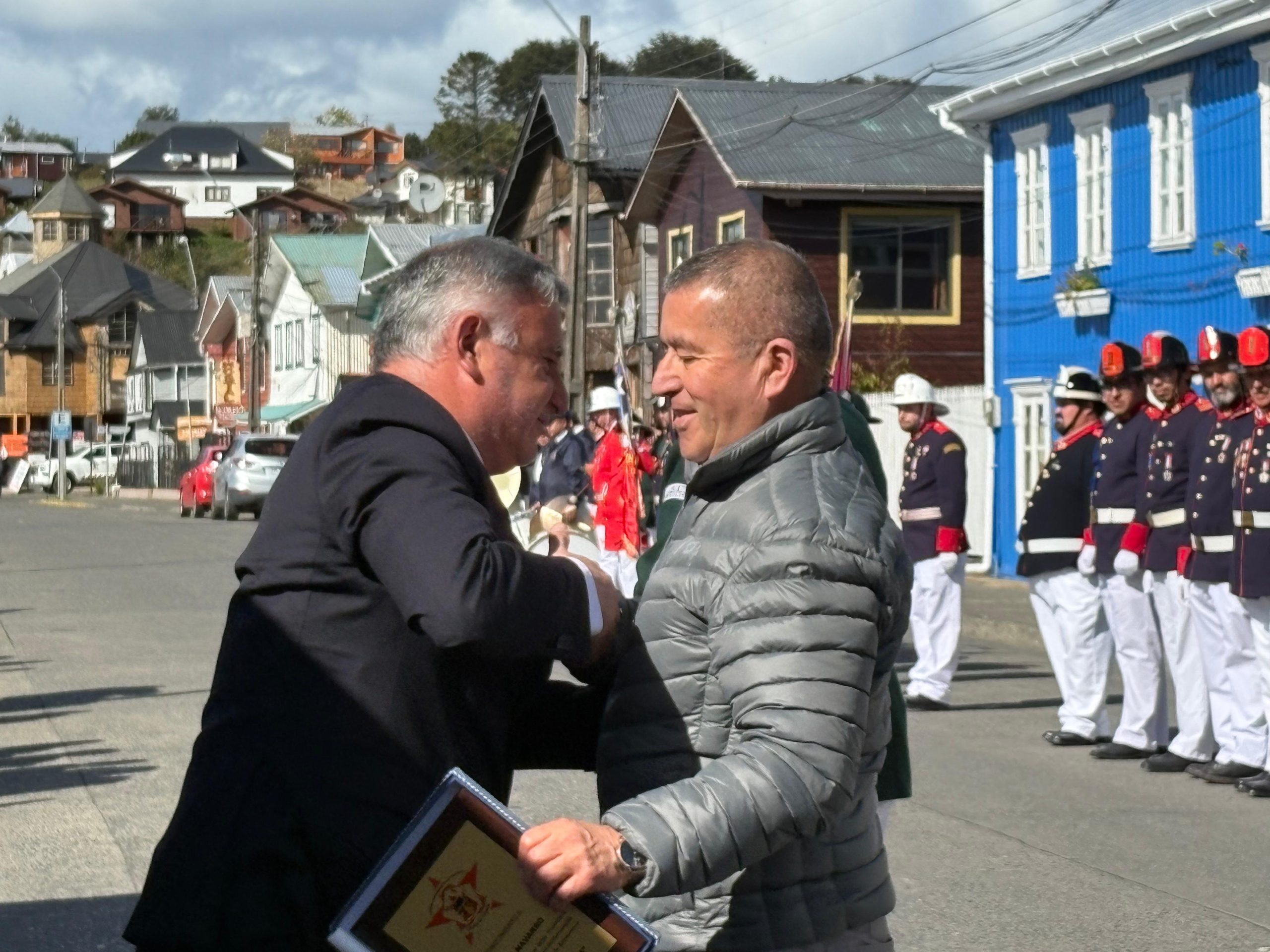 Con entrega de piochas por años de servicio el Cuerpo de Bomberos de Chonchi celebró sus 121 años de existencia.
