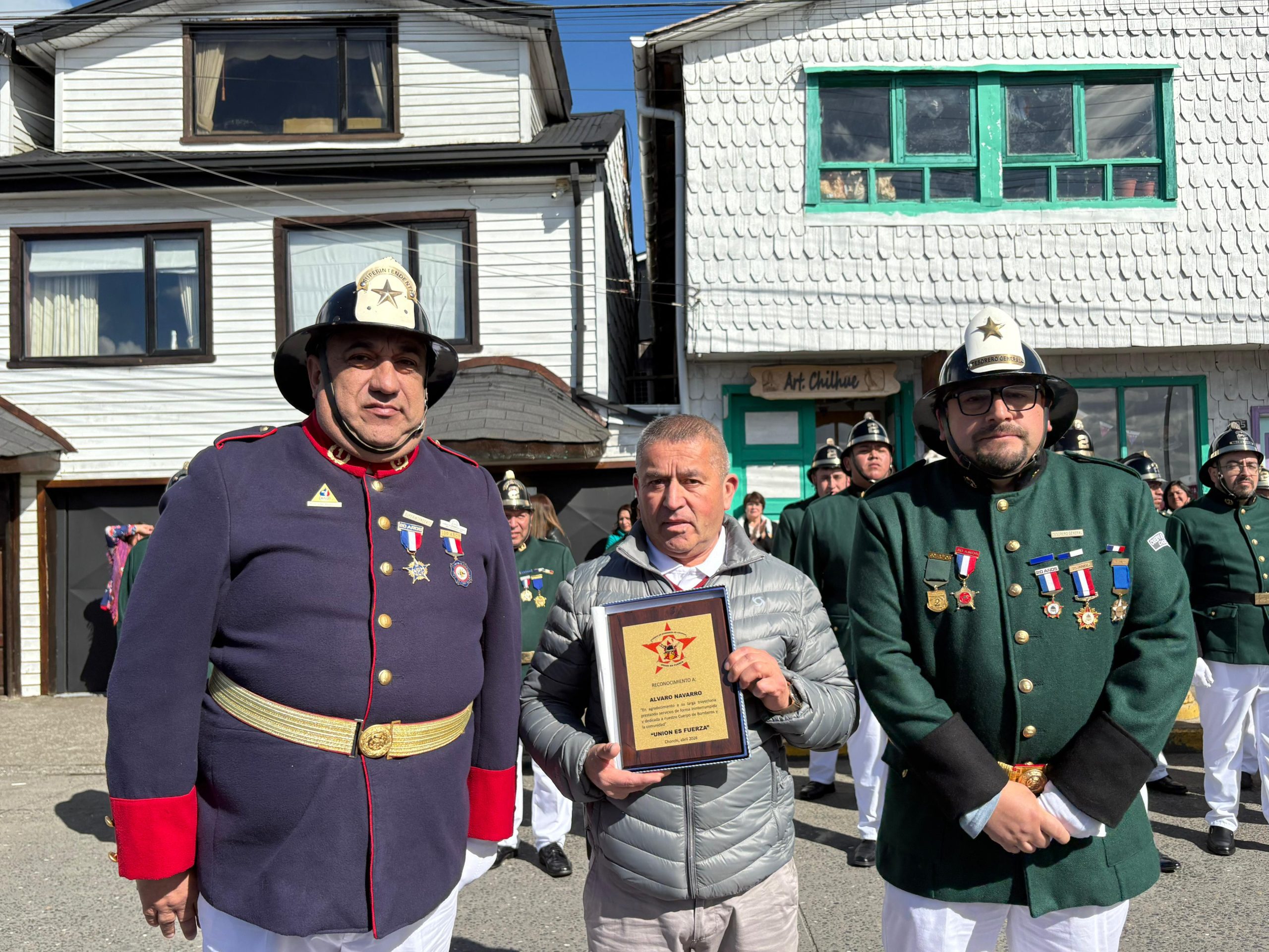 Con entrega de piochas por años de servicio el Cuerpo de Bomberos de Chonchi celebró sus 121 años de existencia.