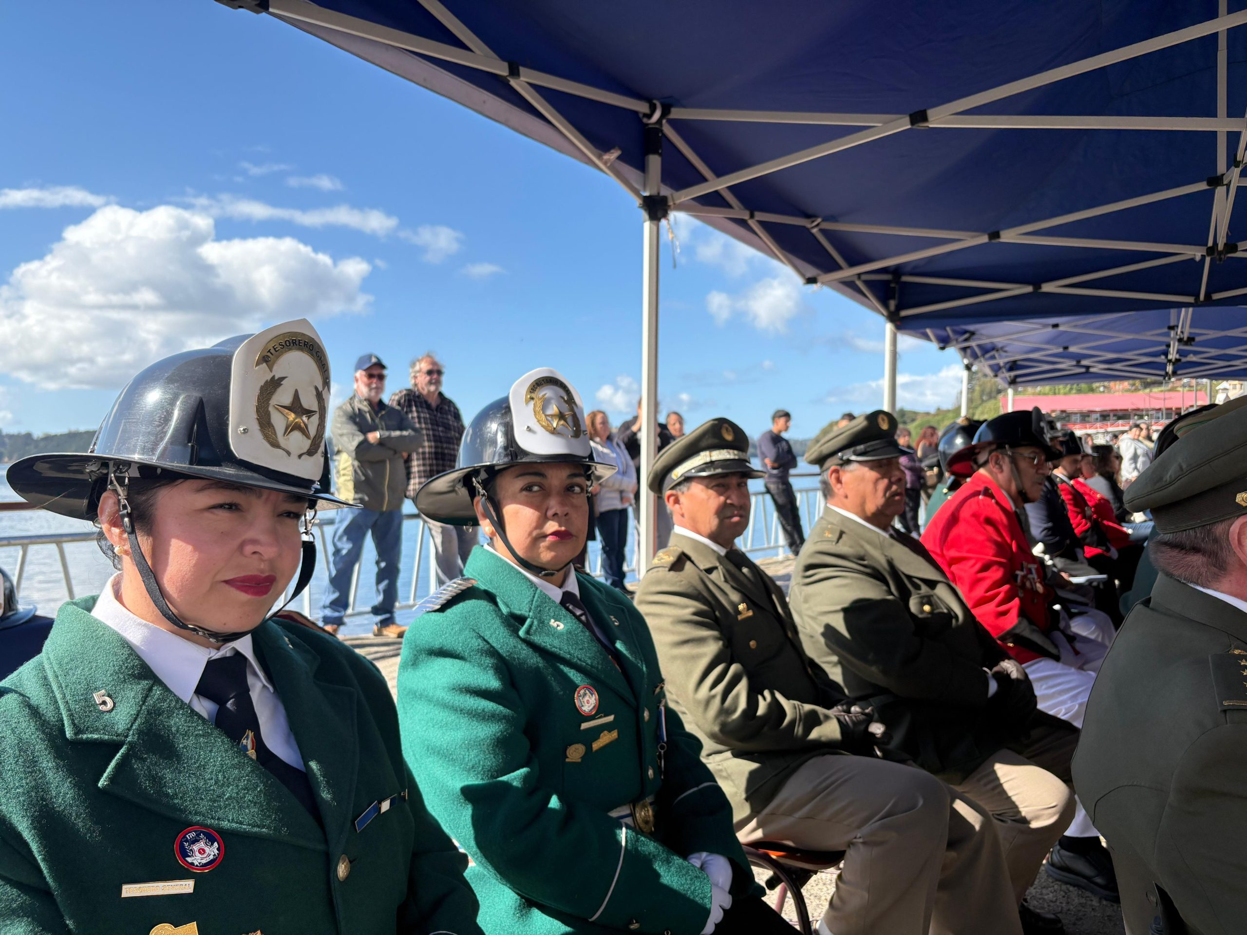 Con entrega de piochas por años de servicio el Cuerpo de Bomberos de Chonchi celebró sus 121 años de existencia.