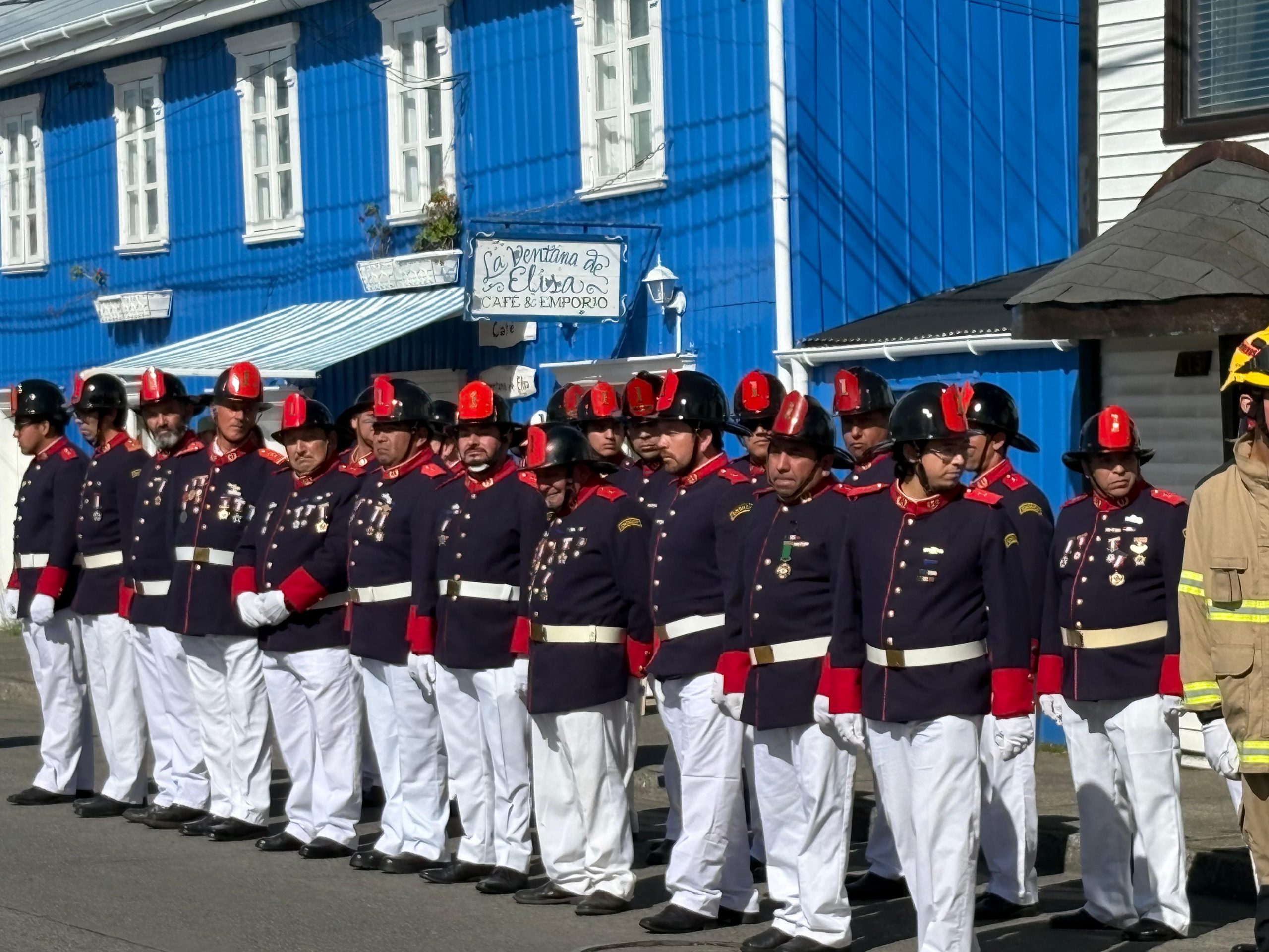 Con entrega de piochas por años de servicio el Cuerpo de Bomberos de Chonchi celebró sus 121 años de existencia.