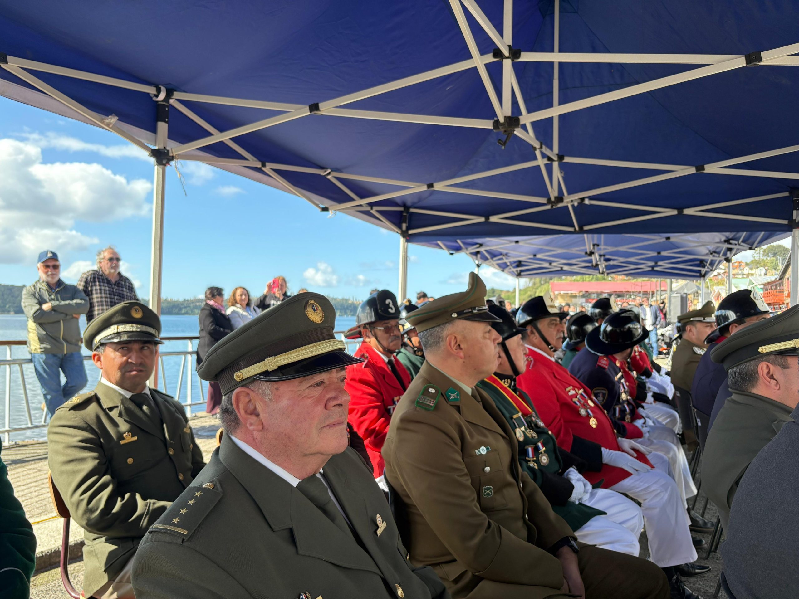 Con entrega de piochas por años de servicio el Cuerpo de Bomberos de Chonchi celebró sus 121 años de existencia.