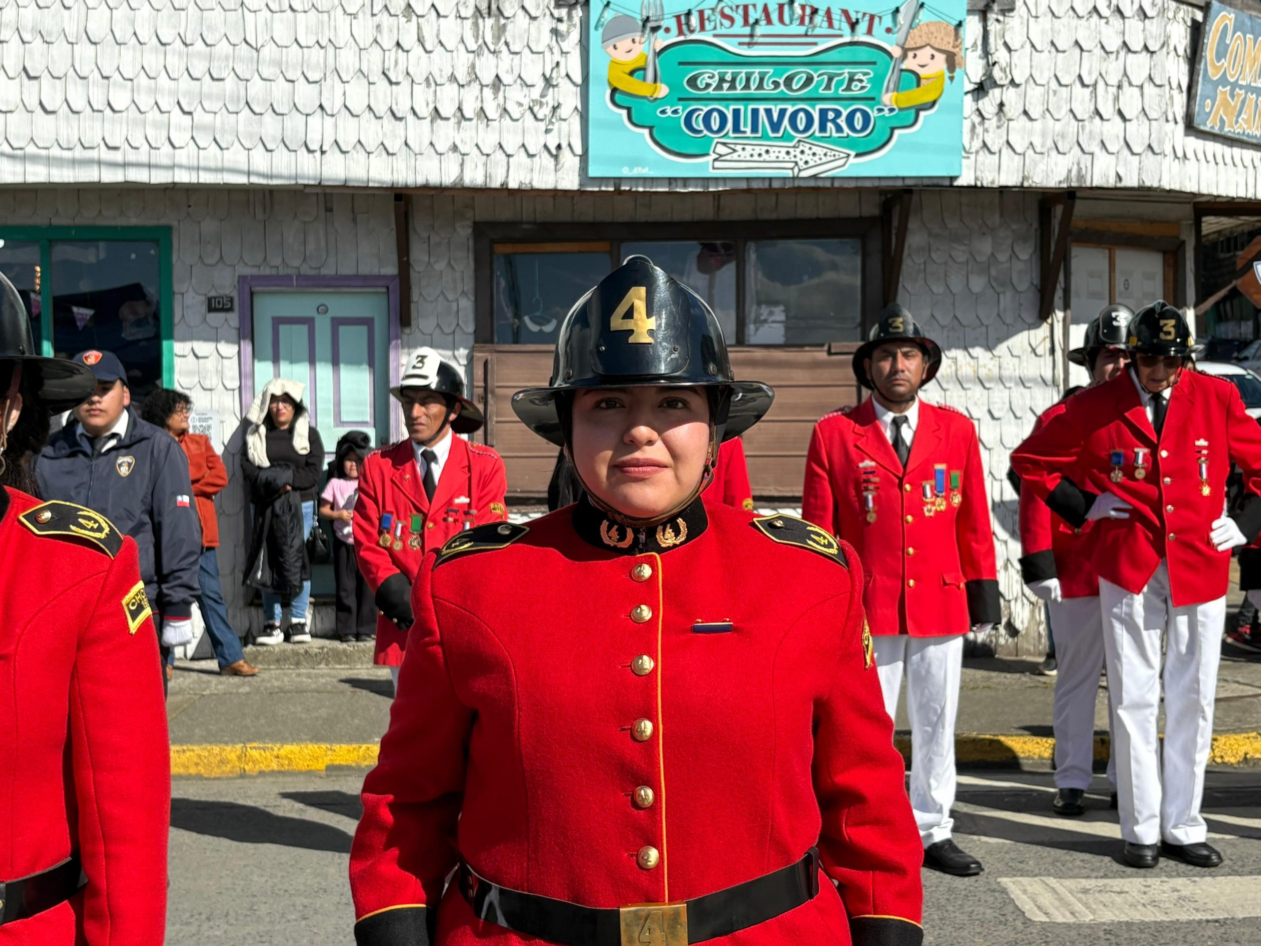 Con entrega de piochas por años de servicio el Cuerpo de Bomberos de Chonchi celebró sus 121 años de existencia.