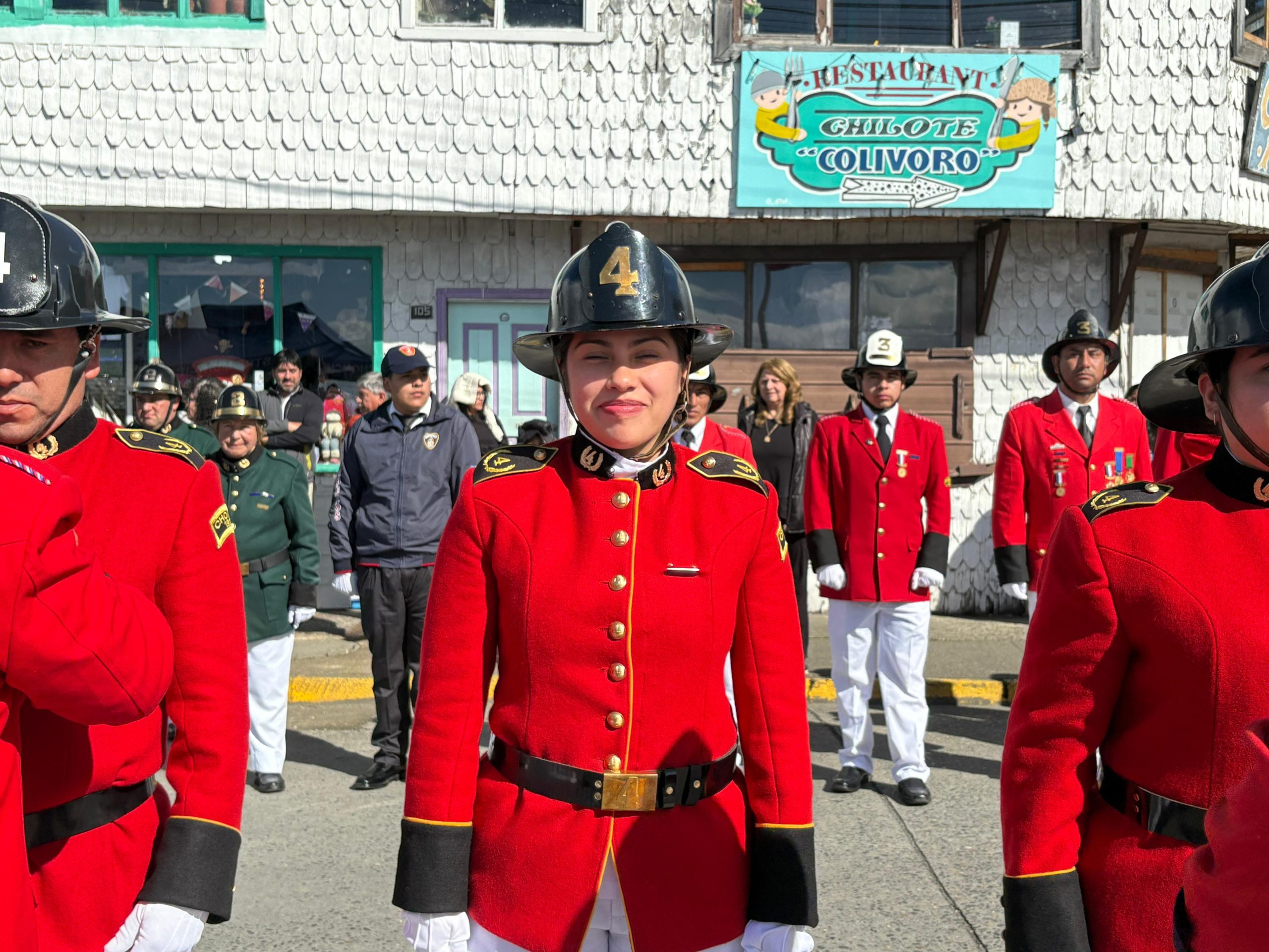 Con entrega de piochas por años de servicio el Cuerpo de Bomberos de Chonchi celebró sus 121 años de existencia.