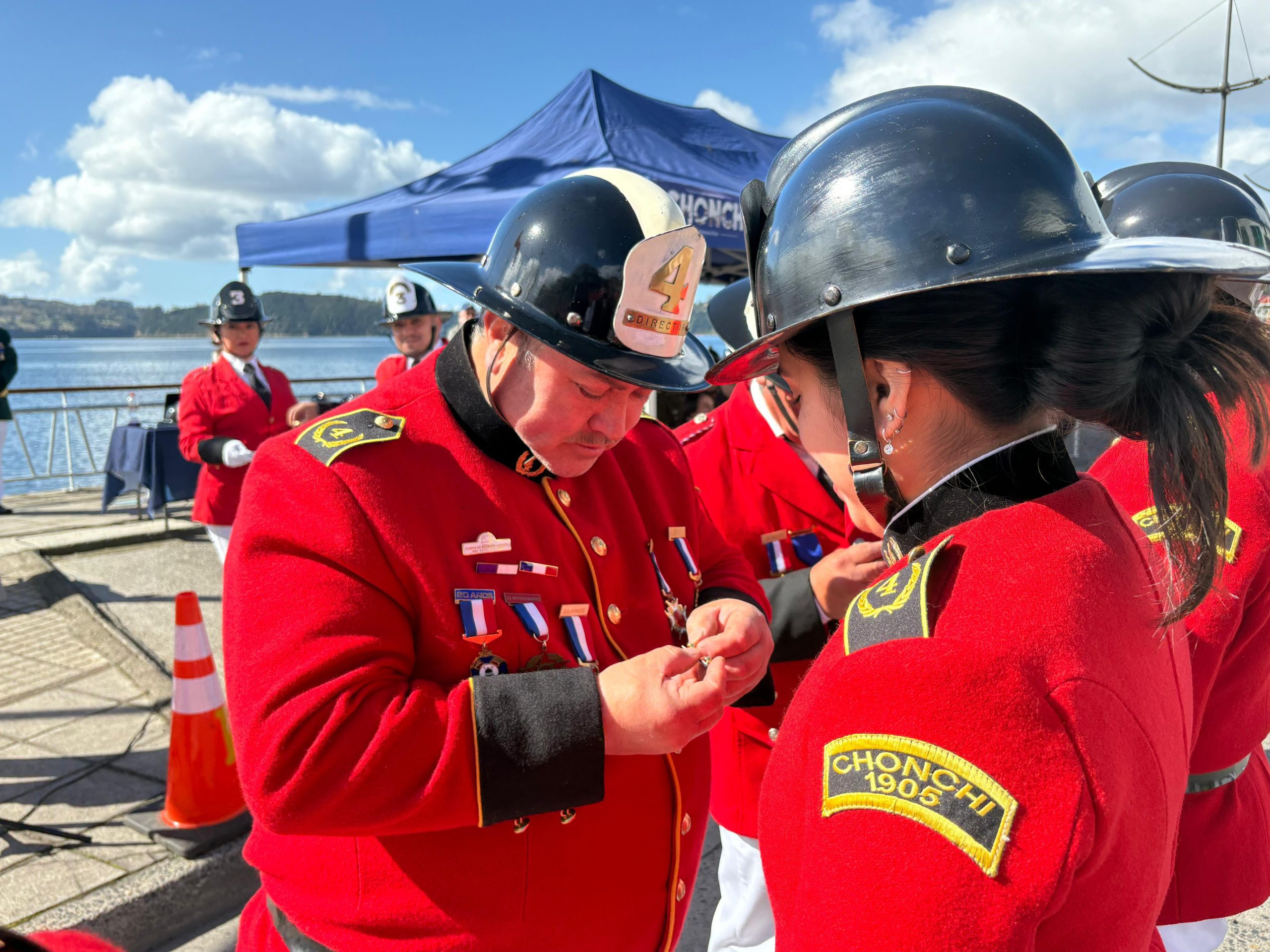 Con entrega de piochas por años de servicio el Cuerpo de Bomberos de Chonchi celebró sus 121 años de existencia.