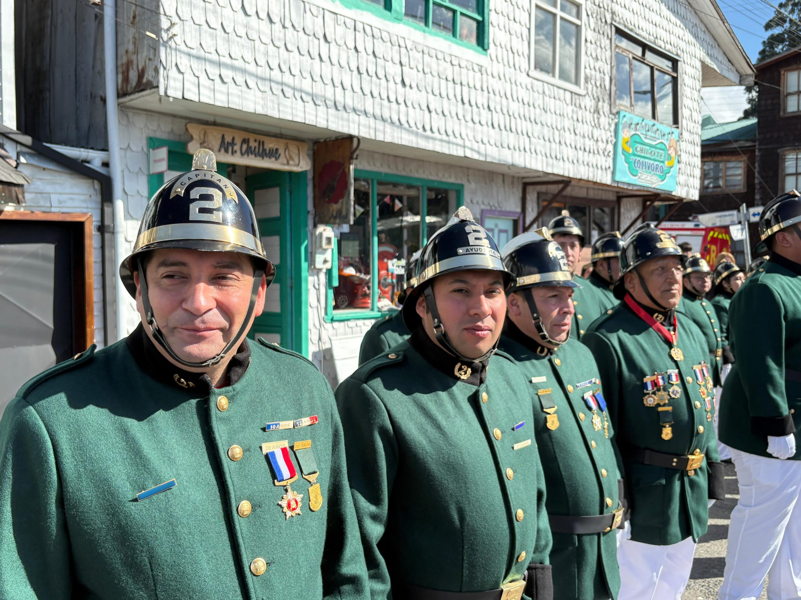 Con entrega de piochas por años de servicio el Cuerpo de Bomberos de Chonchi celebró sus 121 años de existencia.