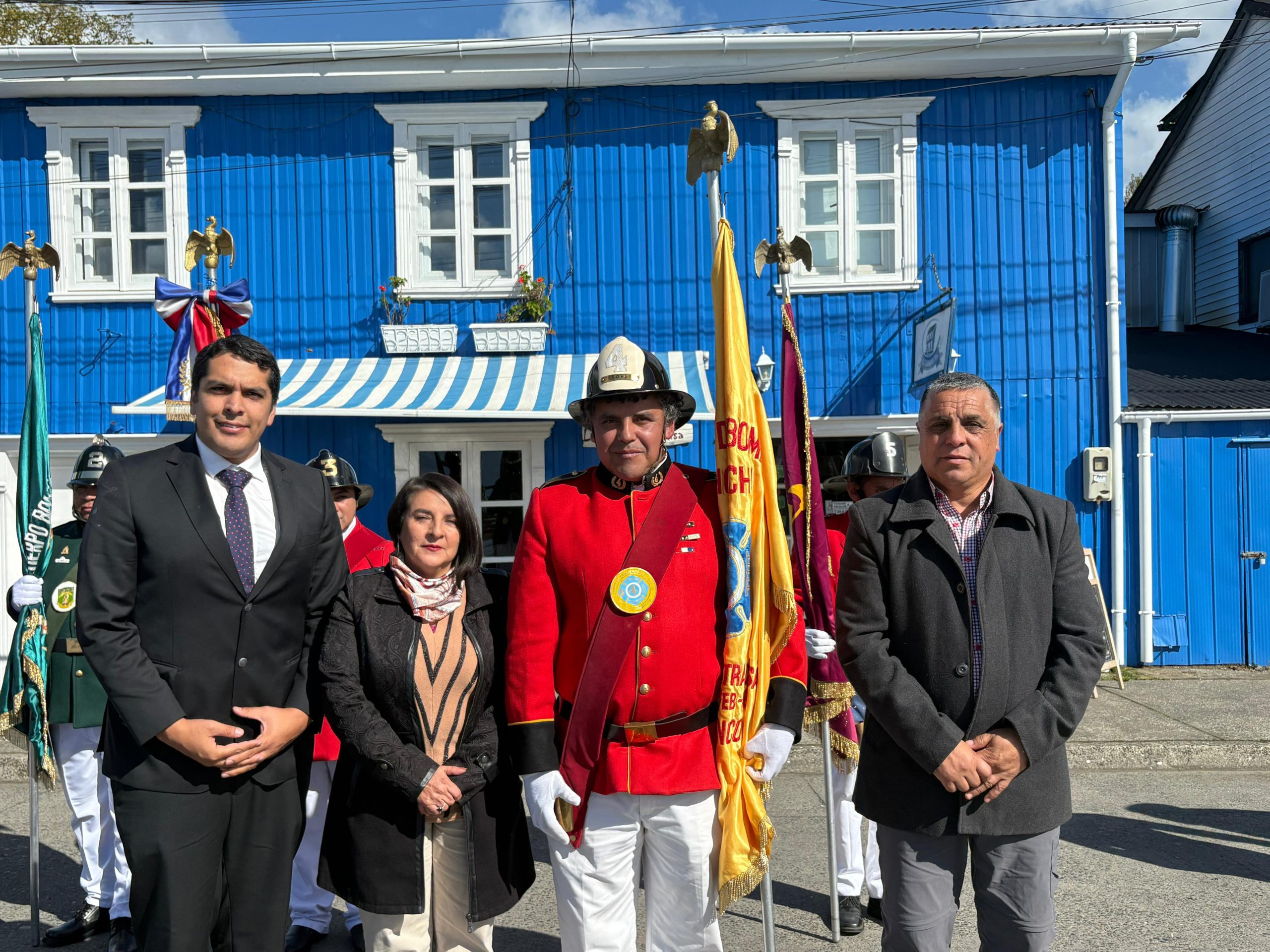 Con entrega de piochas por años de servicio el Cuerpo de Bomberos de Chonchi celebró sus 121 años de existencia.