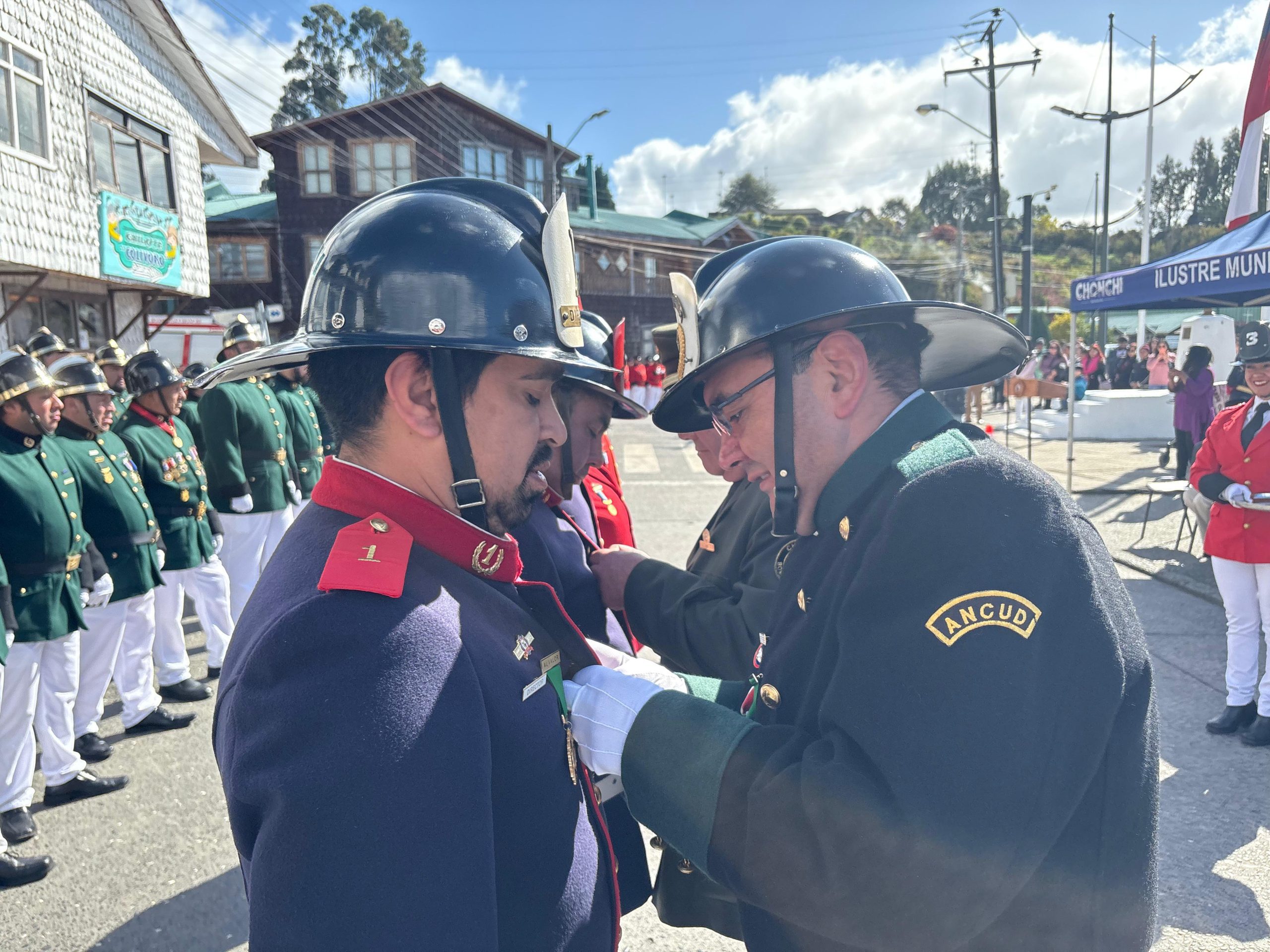 Con entrega de piochas por años de servicio el Cuerpo de Bomberos de Chonchi celebró sus 121 años de existencia.