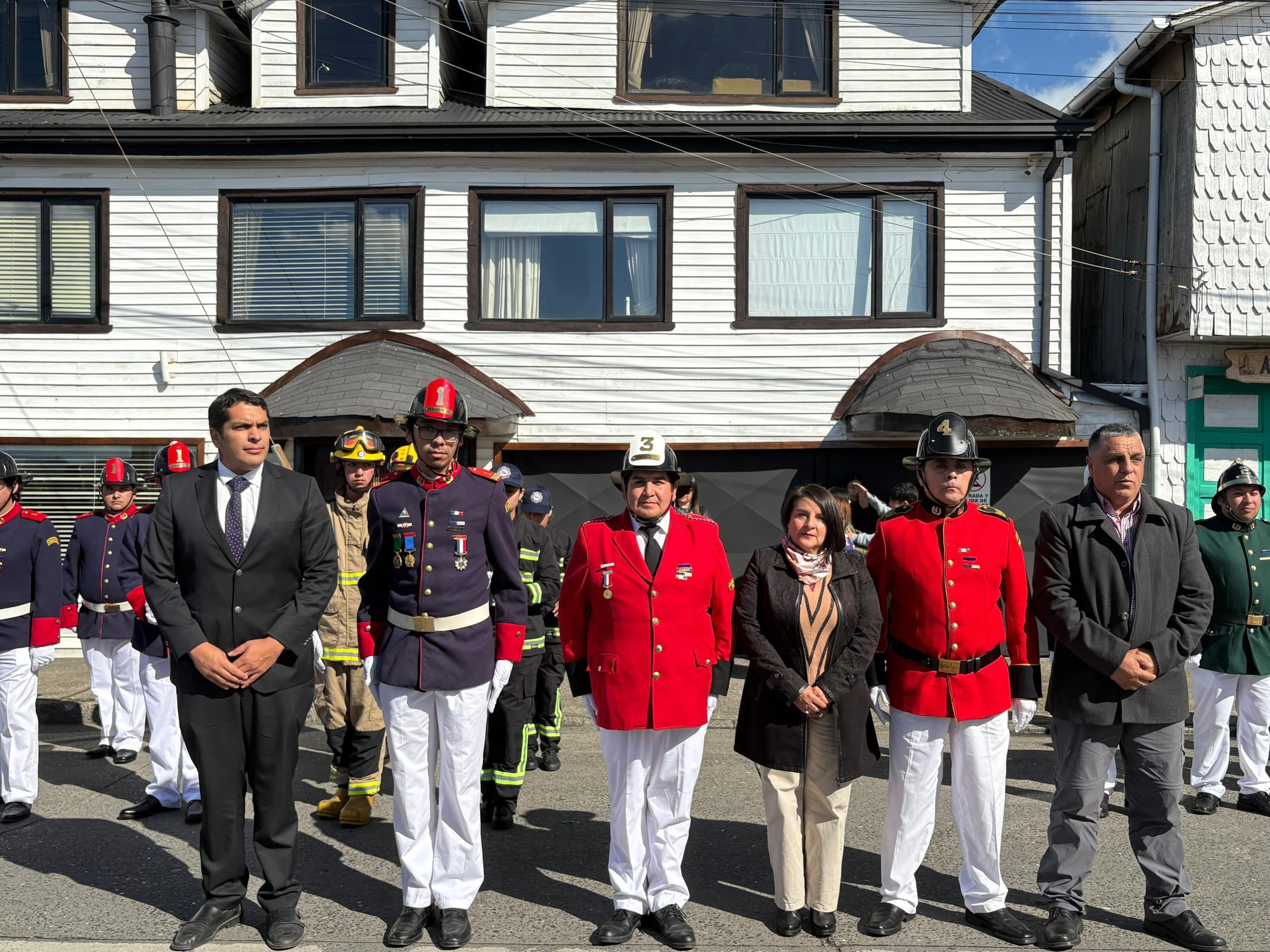 Con entrega de piochas por años de servicio el Cuerpo de Bomberos de Chonchi celebró sus 121 años de existencia.