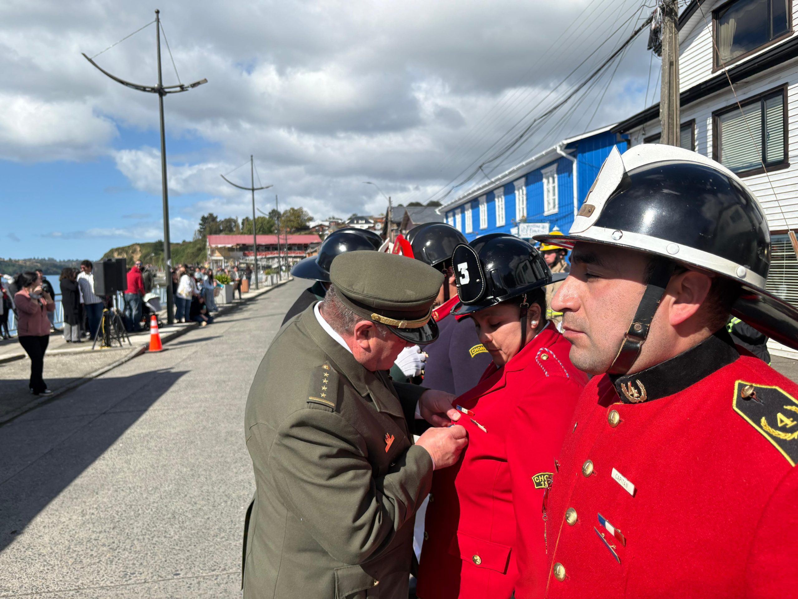 Con entrega de piochas por años de servicio el Cuerpo de Bomberos de Chonchi celebró sus 121 años de existencia.