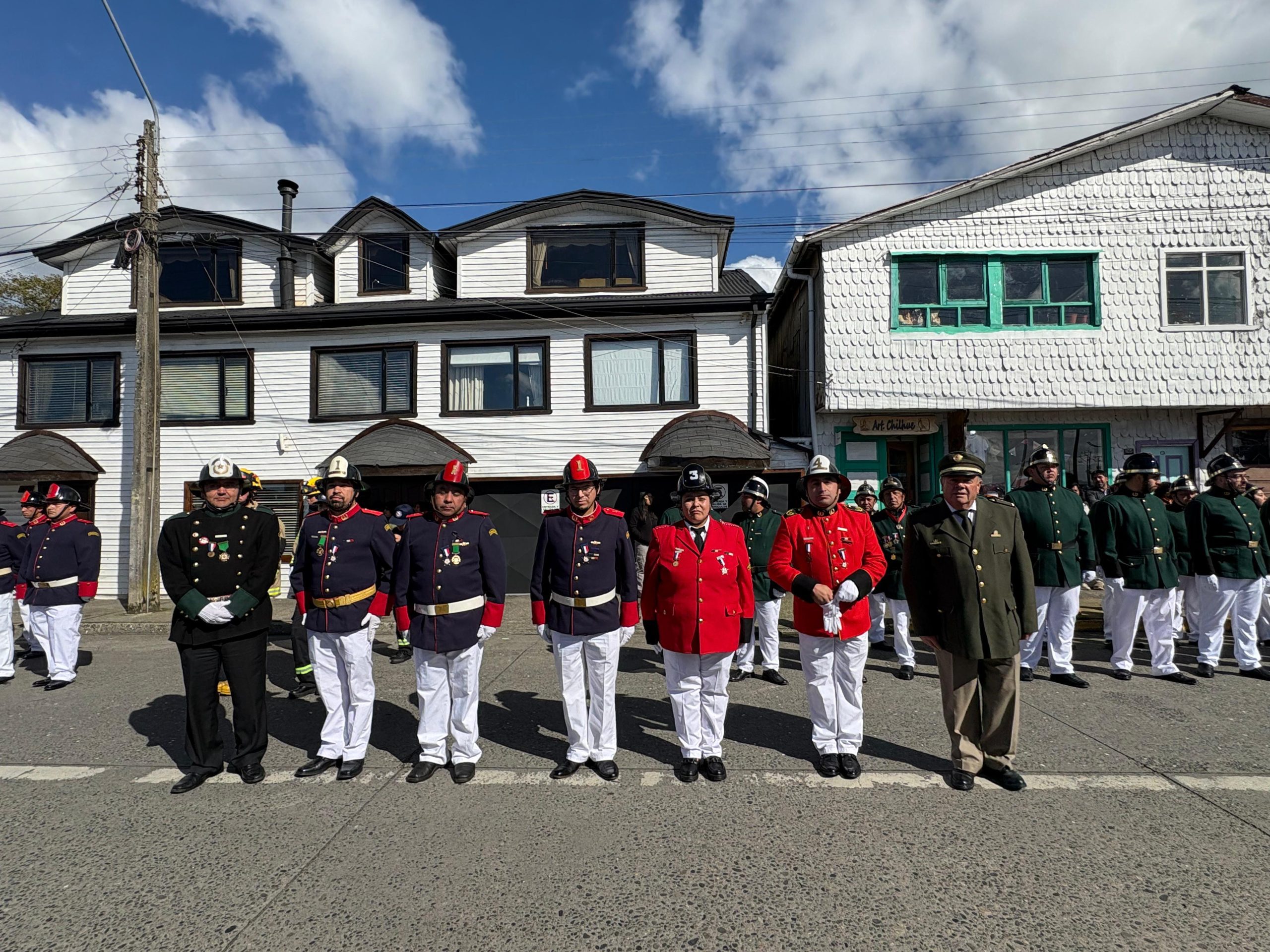 Con entrega de piochas por años de servicio el Cuerpo de Bomberos de Chonchi celebró sus 121 años de existencia.