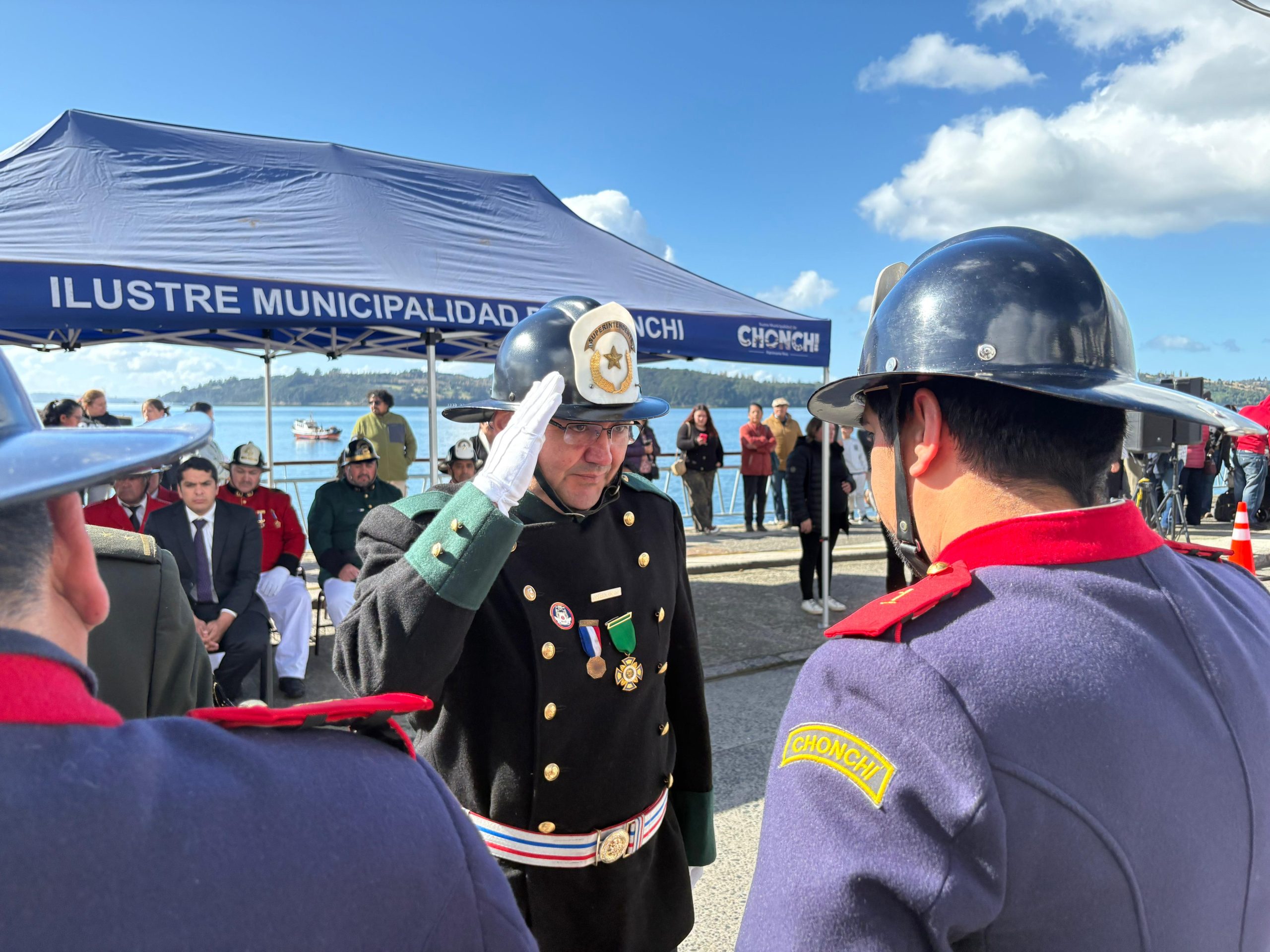 Con entrega de piochas por años de servicio el Cuerpo de Bomberos de Chonchi celebró sus 121 años de existencia.