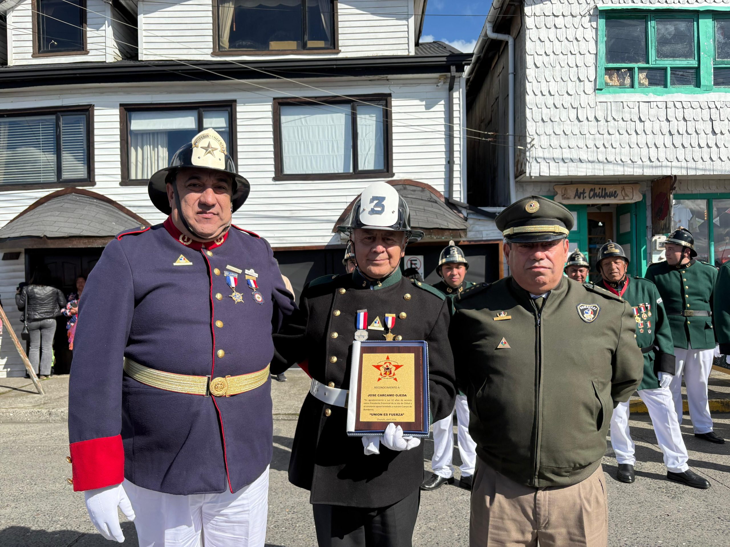 Con entrega de piochas por años de servicio el Cuerpo de Bomberos de Chonchi celebró sus 121 años de existencia.
