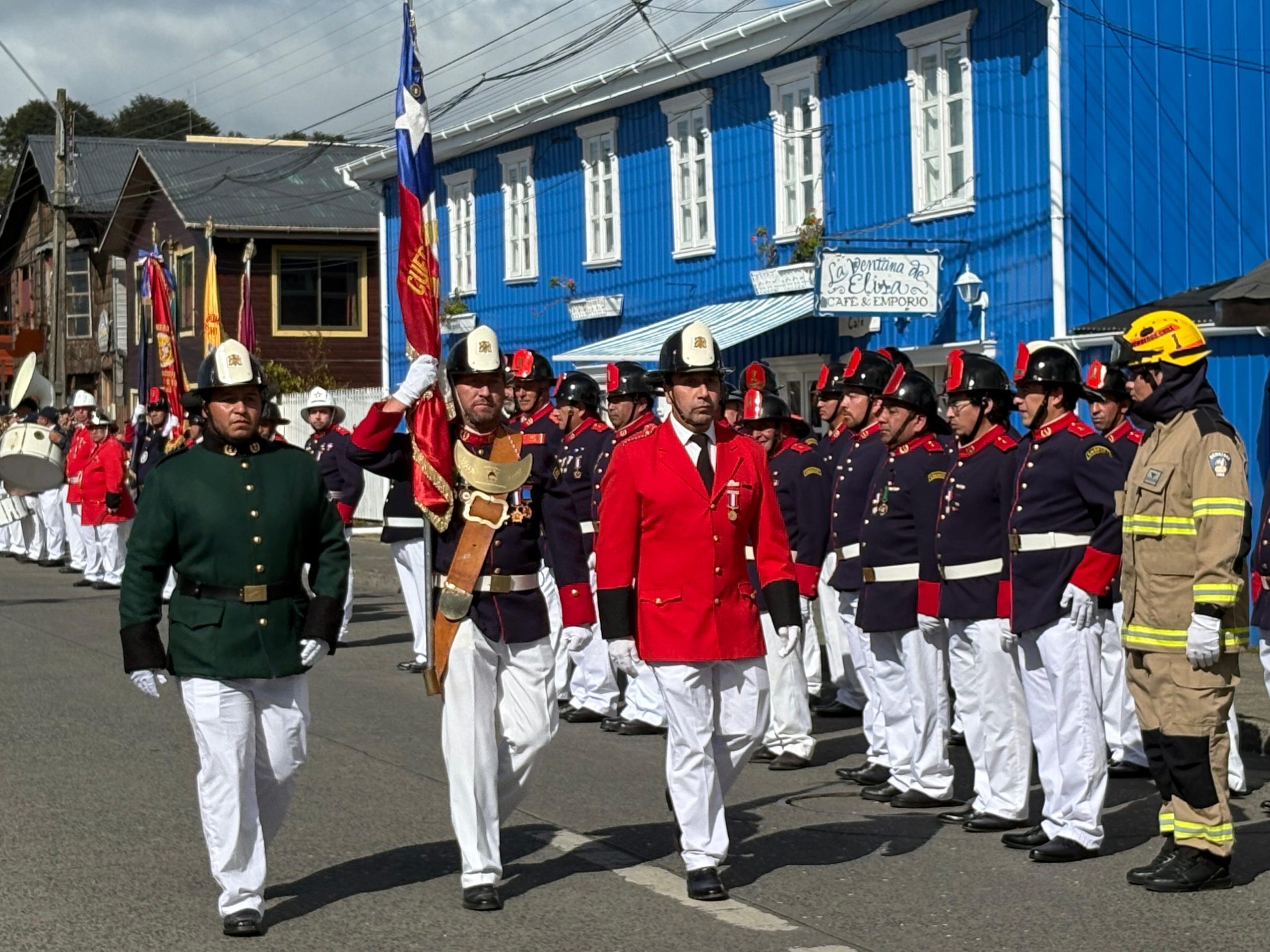 Con entrega de piochas por años de servicio el Cuerpo de Bomberos de Chonchi celebró sus 121 años de existencia.