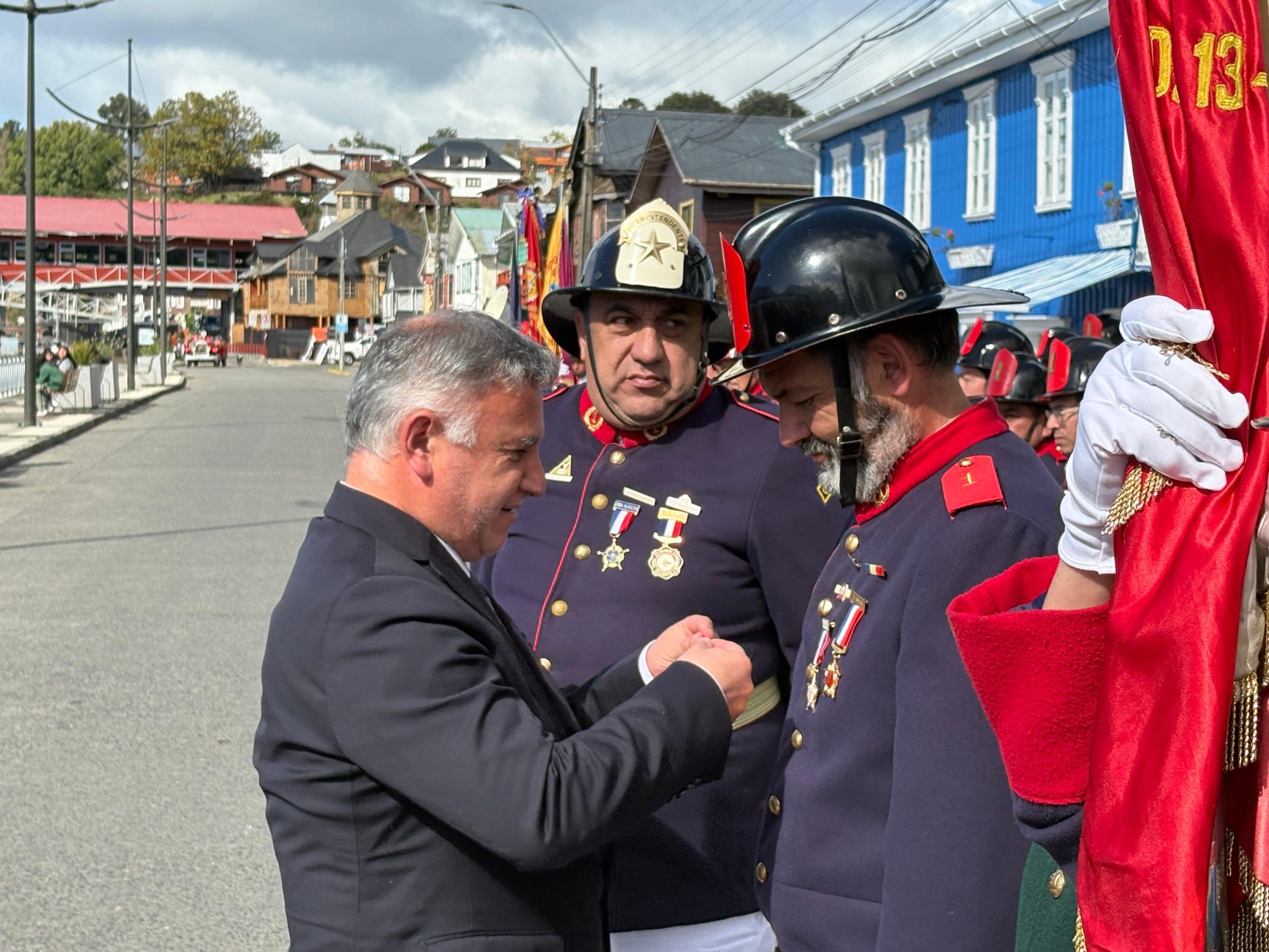 Con entrega de piochas por años de servicio el Cuerpo de Bomberos de Chonchi celebró sus 121 años de existencia.