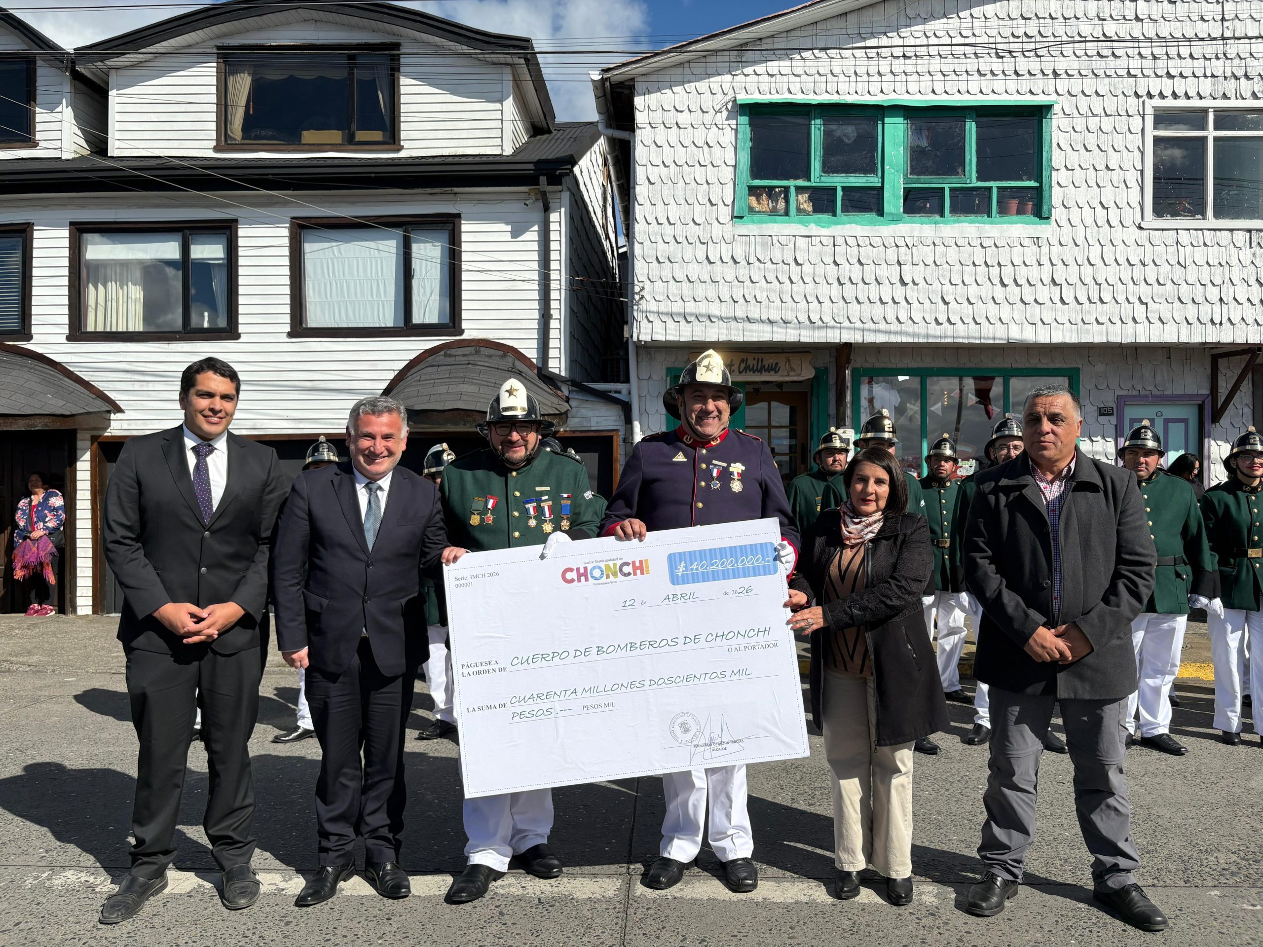 Con entrega de piochas por años de servicio el Cuerpo de Bomberos de Chonchi celebró sus 121 años de existencia.