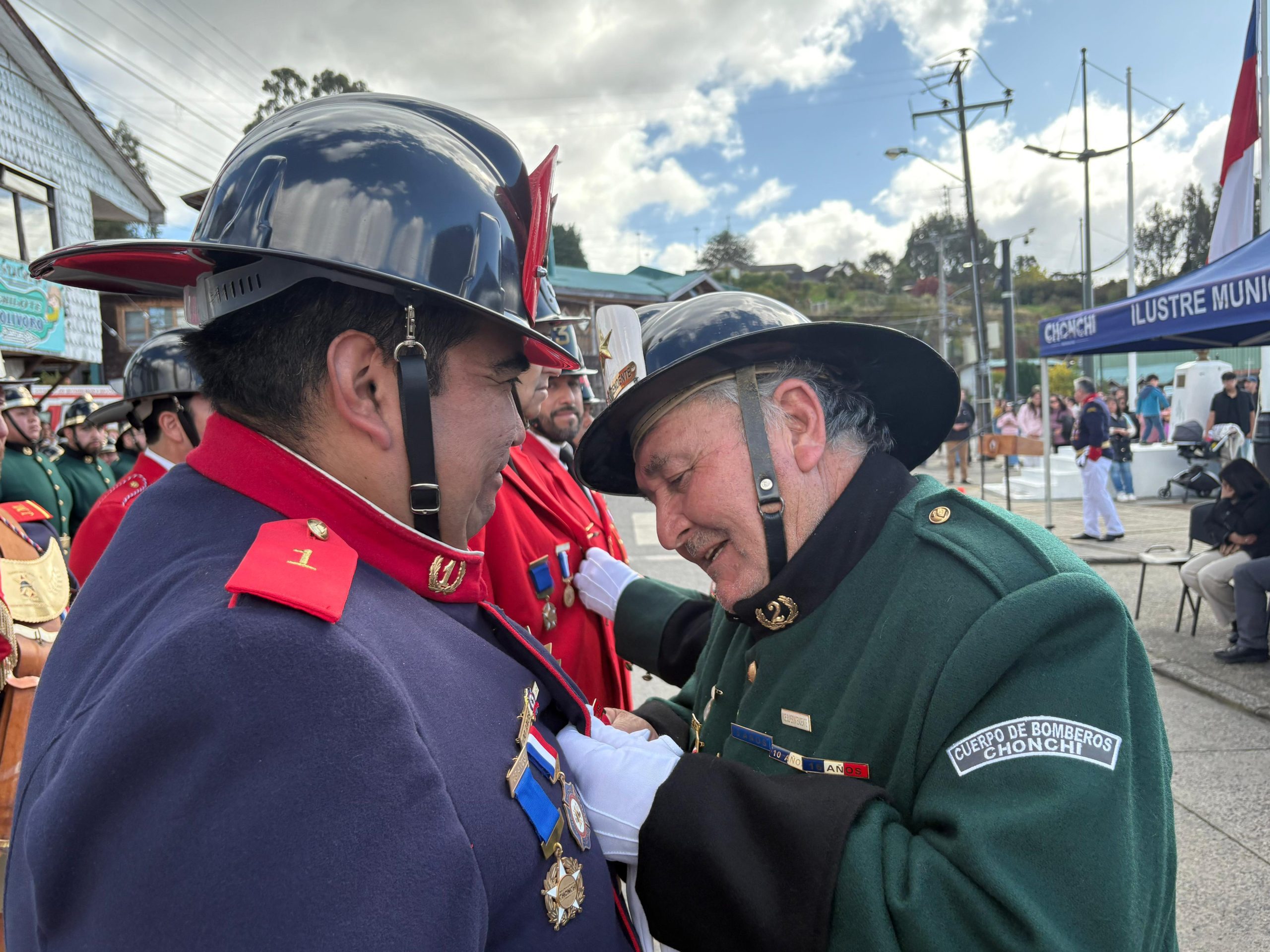 Con entrega de piochas por años de servicio el Cuerpo de Bomberos de Chonchi celebró sus 121 años de existencia.