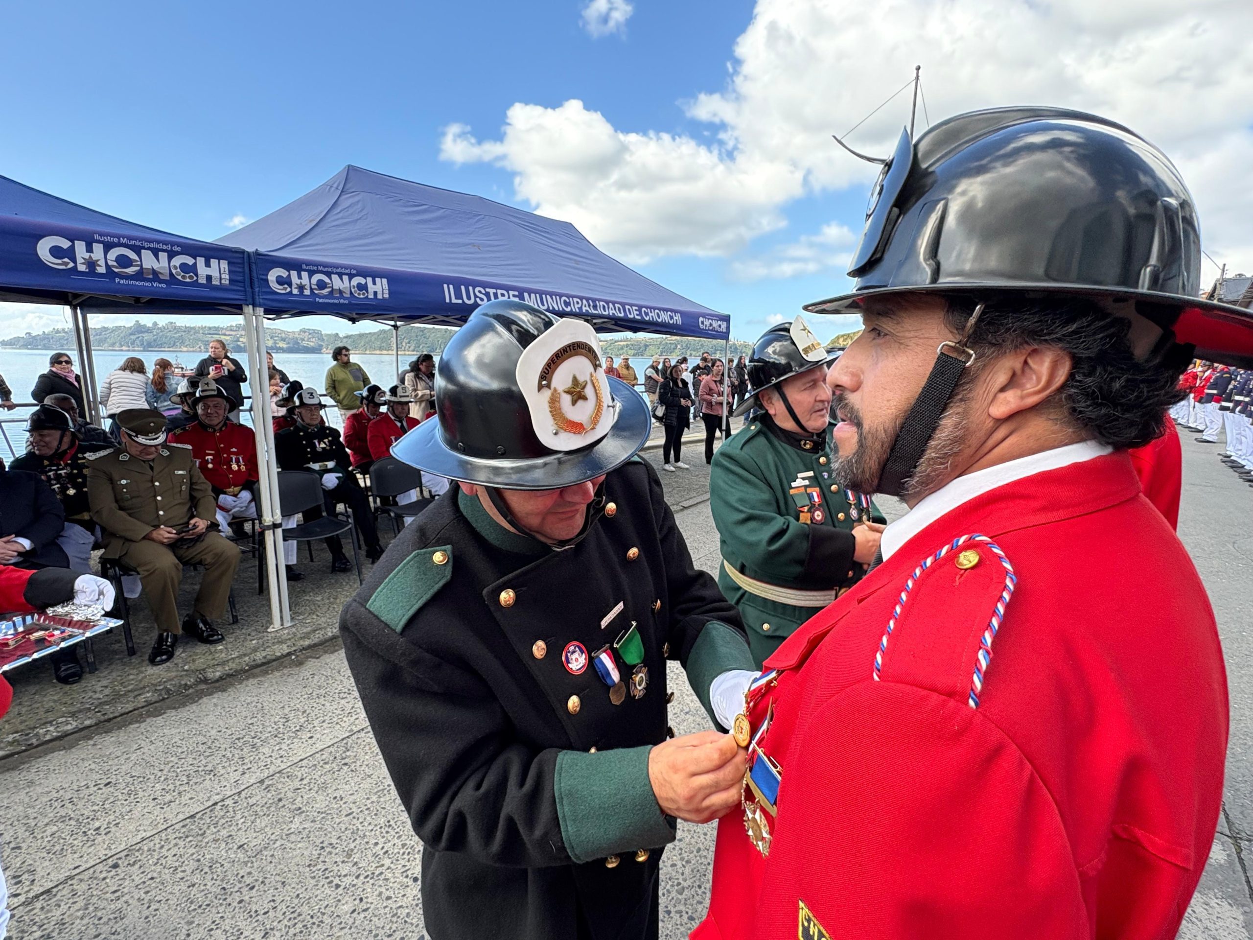 Con entrega de piochas por años de servicio el Cuerpo de Bomberos de Chonchi celebró sus 121 años de existencia.