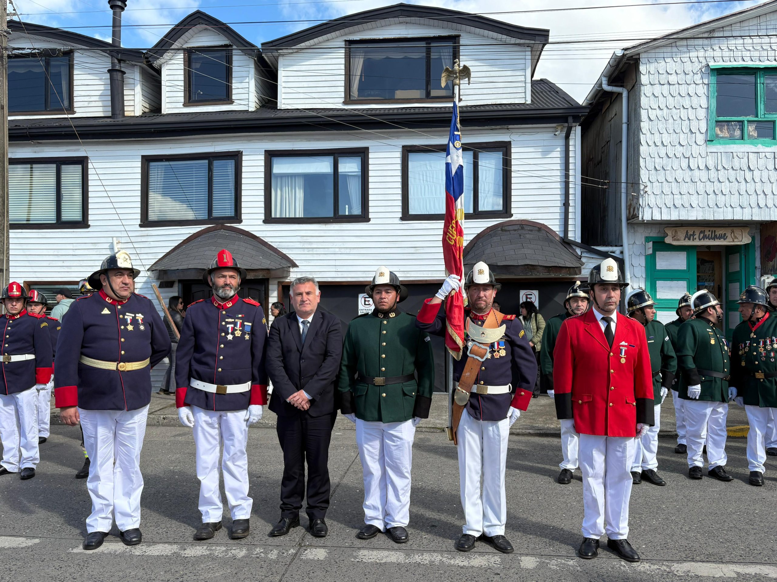 Con entrega de piochas por años de servicio el Cuerpo de Bomberos de Chonchi celebró sus 121 años de existencia.