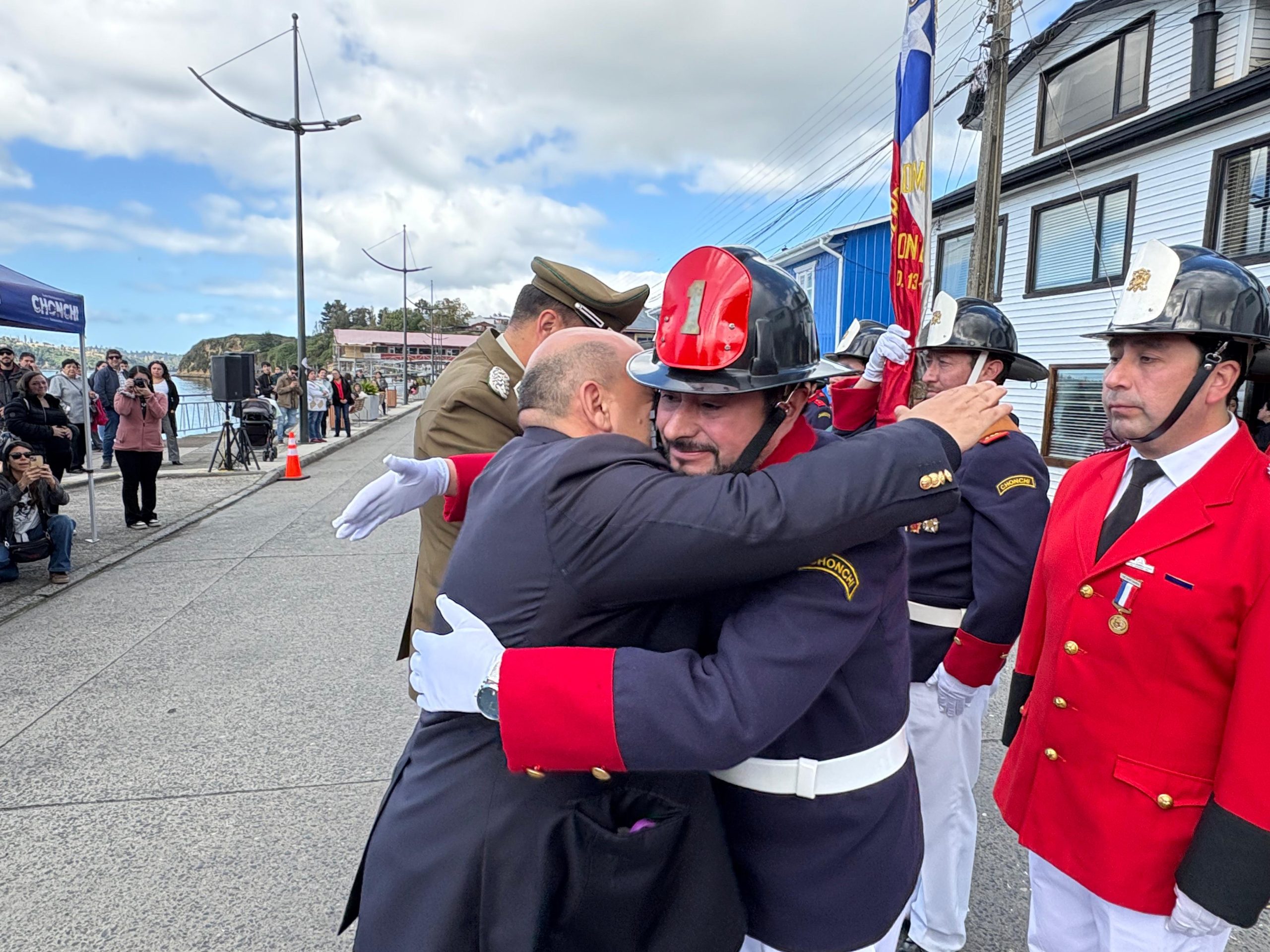 Con entrega de piochas por años de servicio el Cuerpo de Bomberos de Chonchi celebró sus 121 años de existencia.