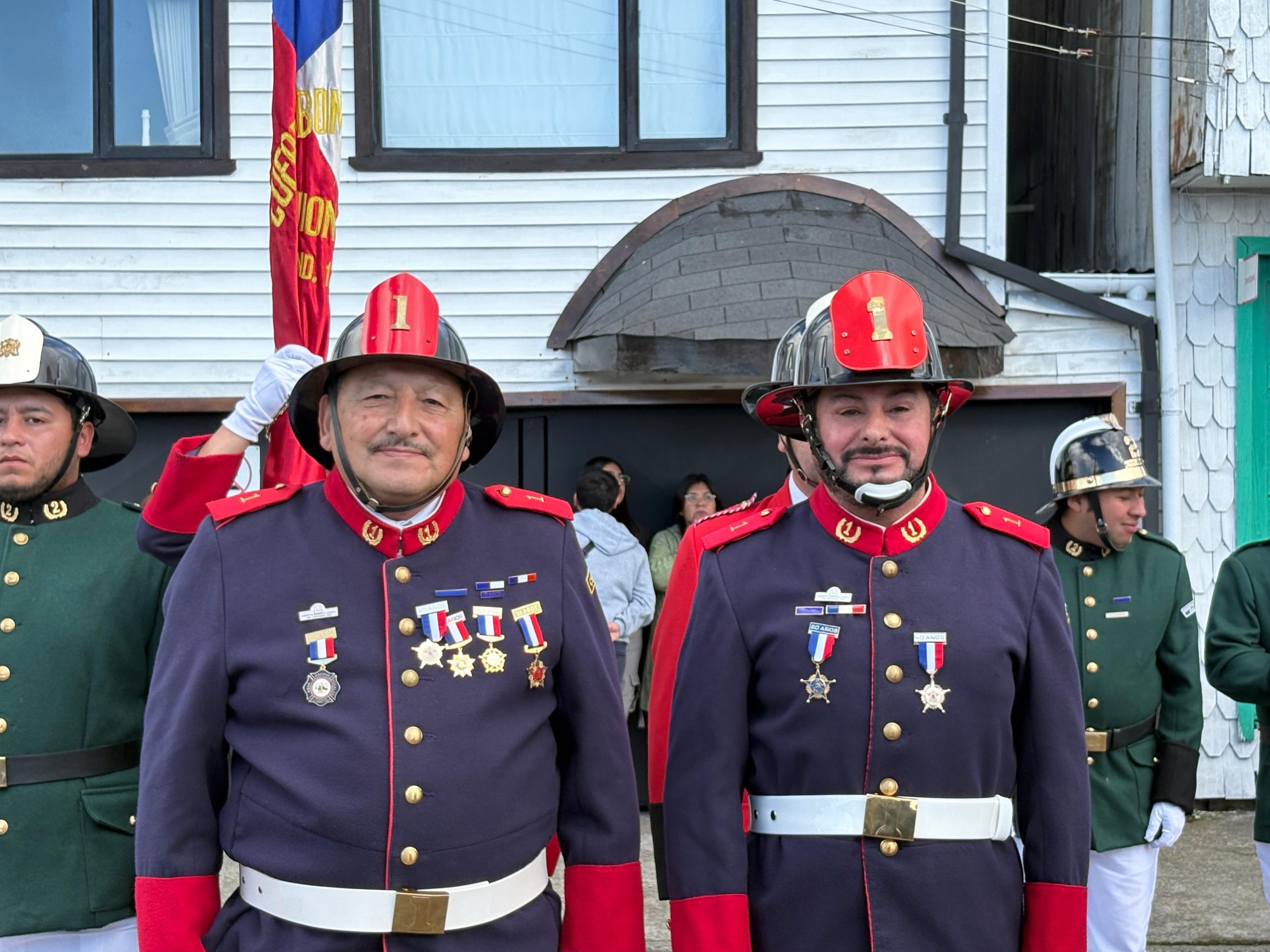 Con entrega de piochas por años de servicio el Cuerpo de Bomberos de Chonchi celebró sus 121 años de existencia.