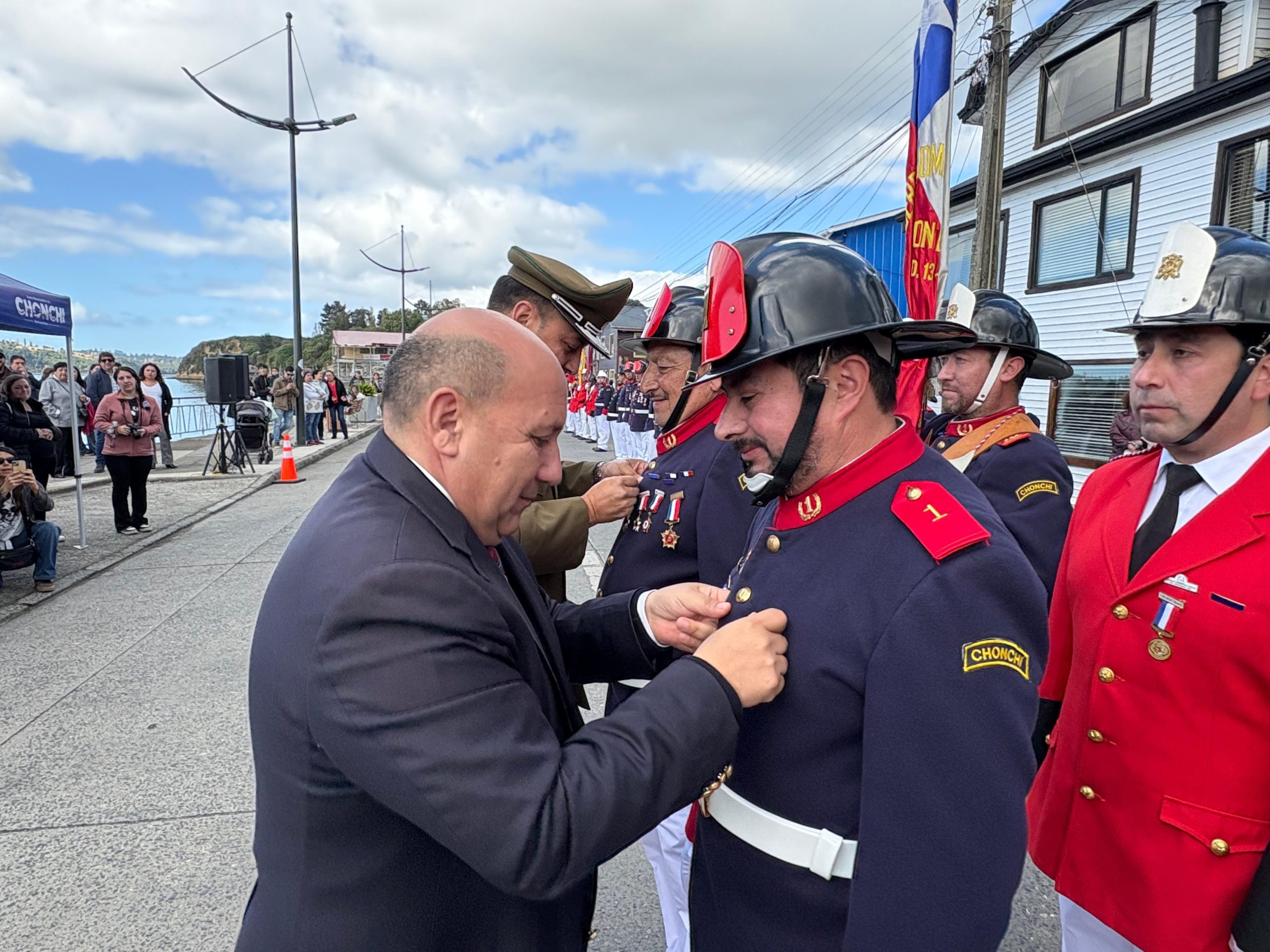 Con entrega de piochas por años de servicio el Cuerpo de Bomberos de Chonchi celebró sus 121 años de existencia.