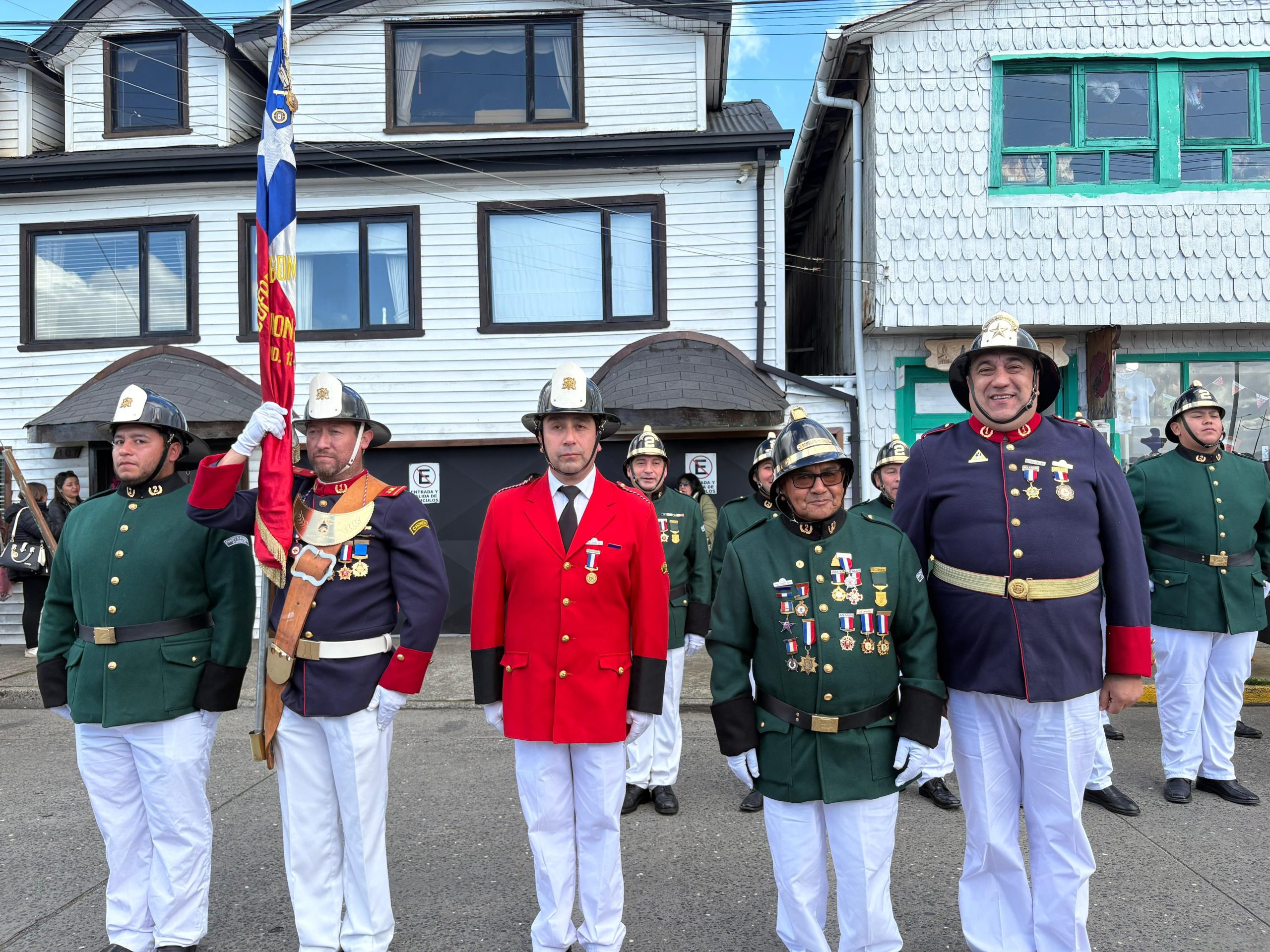 Con entrega de piochas por años de servicio el Cuerpo de Bomberos de Chonchi celebró sus 121 años de existencia.