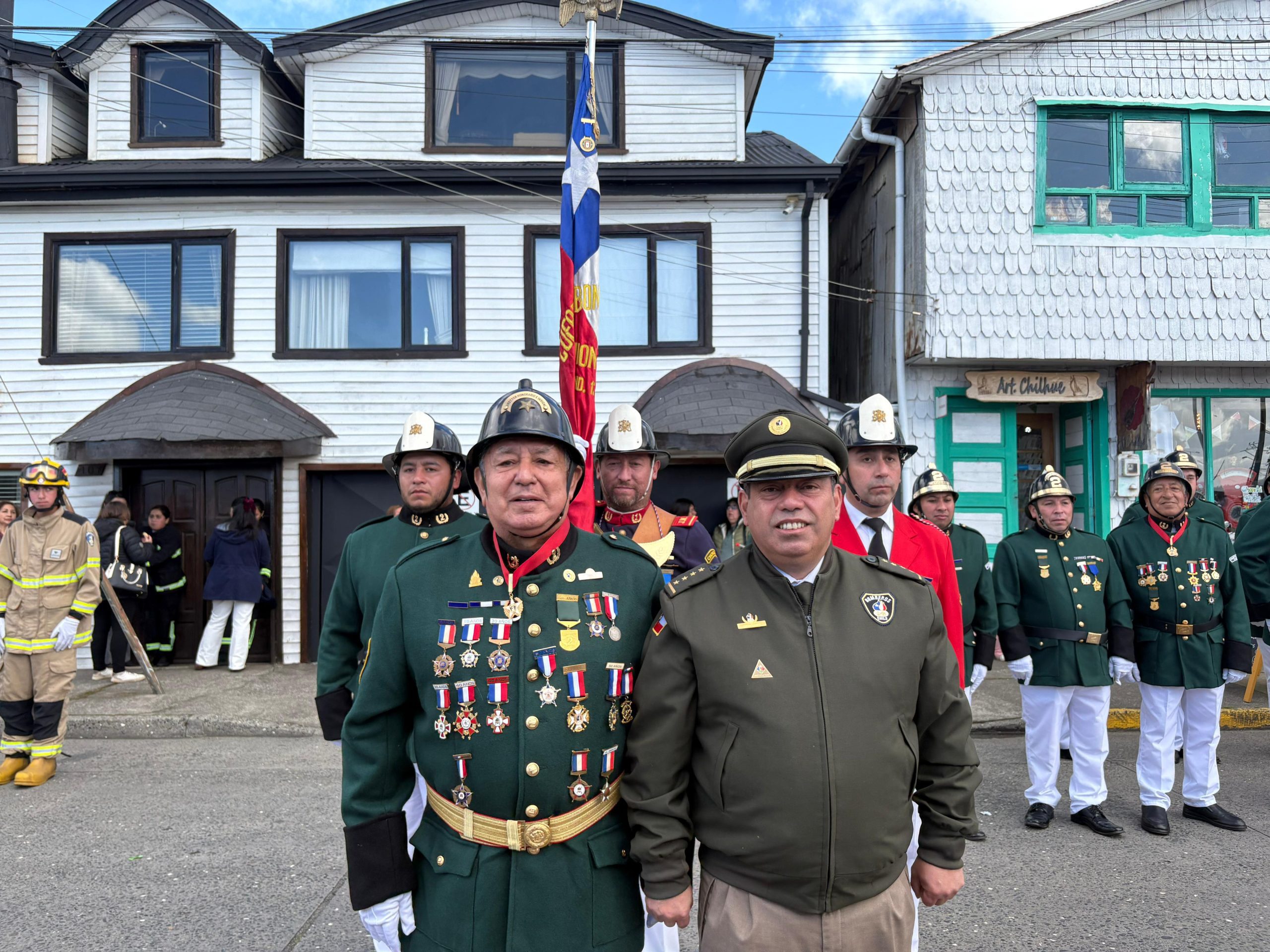 Con entrega de piochas por años de servicio el Cuerpo de Bomberos de Chonchi celebró sus 121 años de existencia.
