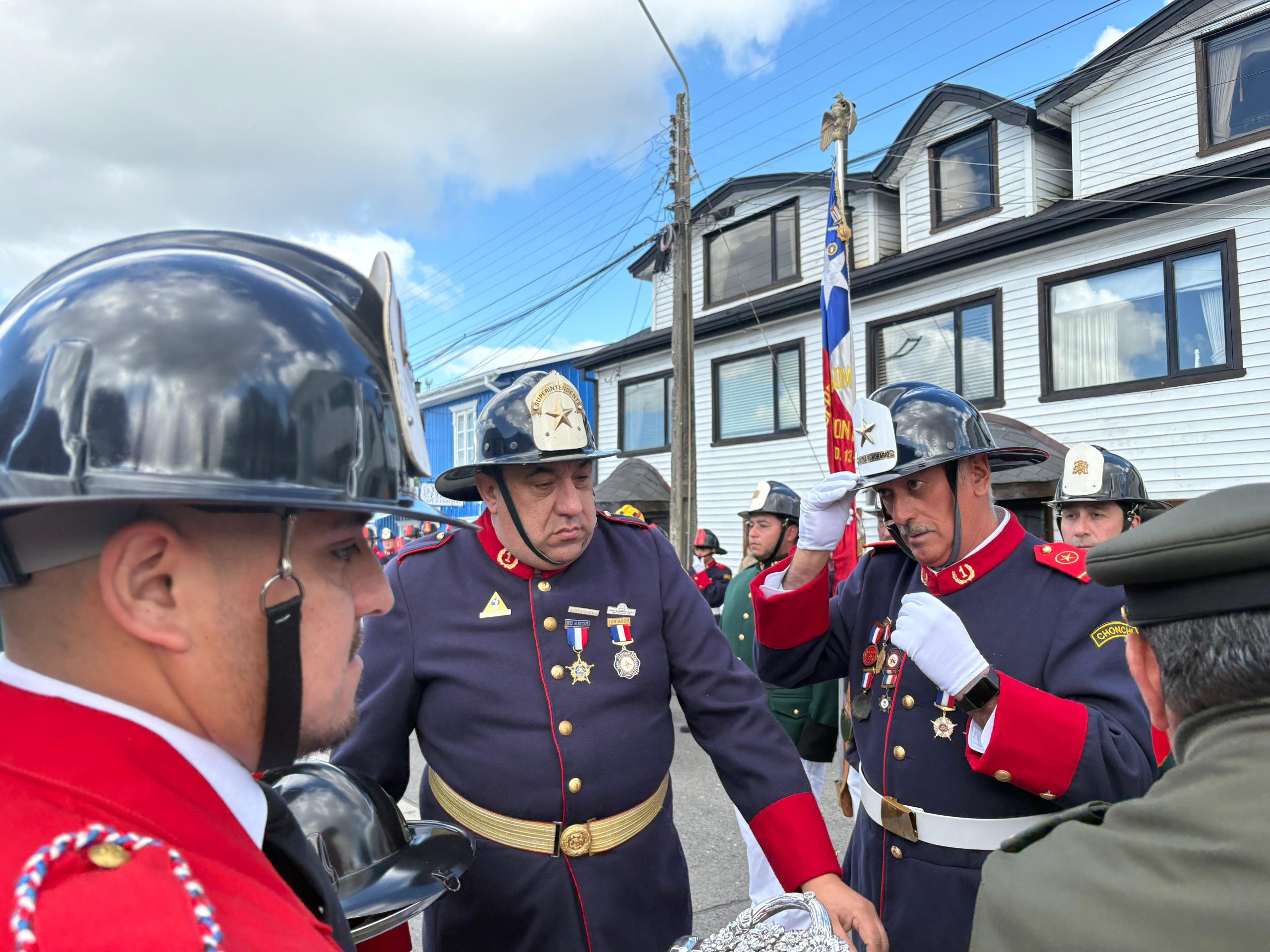 Con entrega de piochas por años de servicio el Cuerpo de Bomberos de Chonchi celebró sus 121 años de existencia.