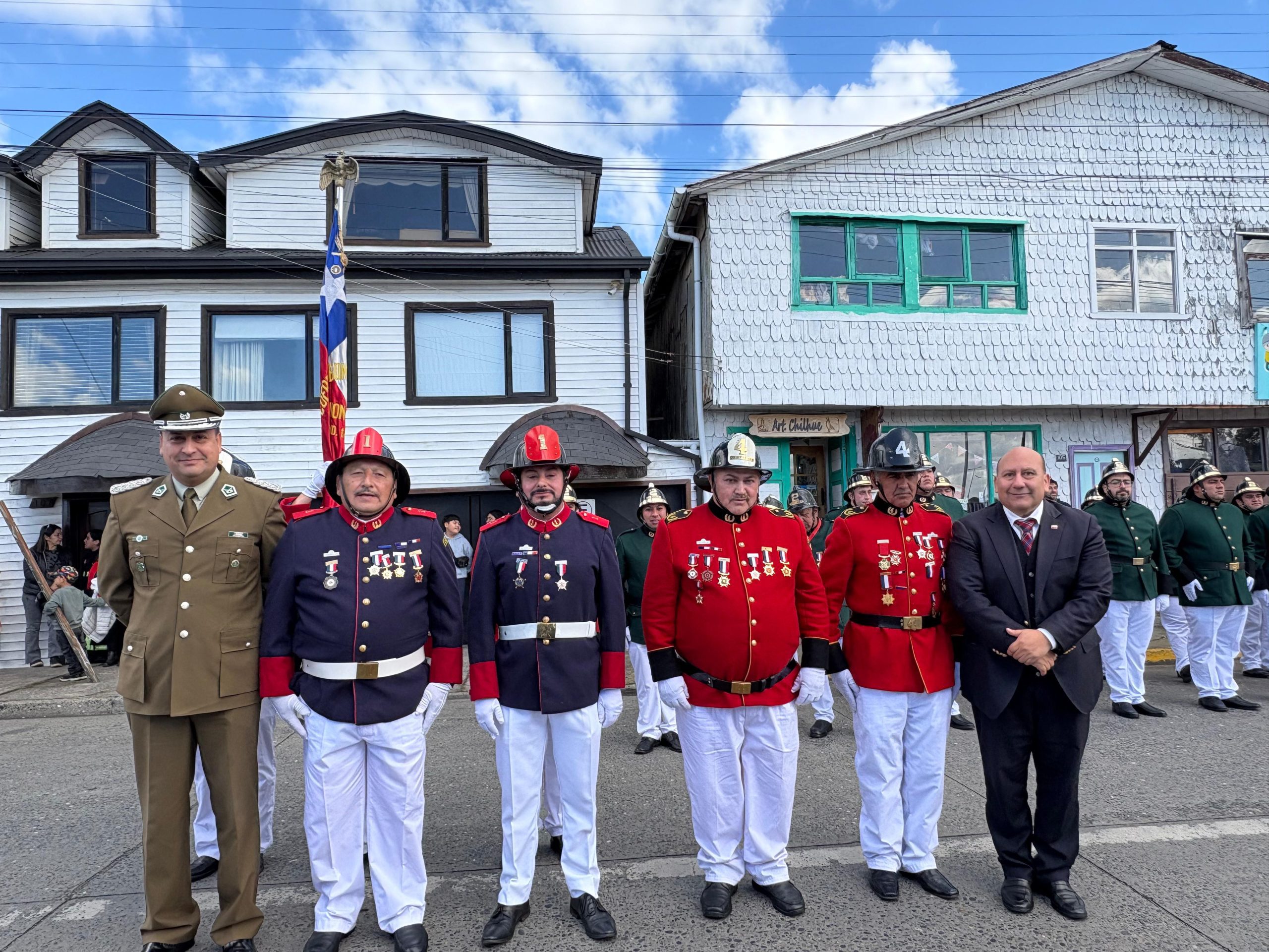 Con entrega de piochas por años de servicio el Cuerpo de Bomberos de Chonchi celebró sus 121 años de existencia.