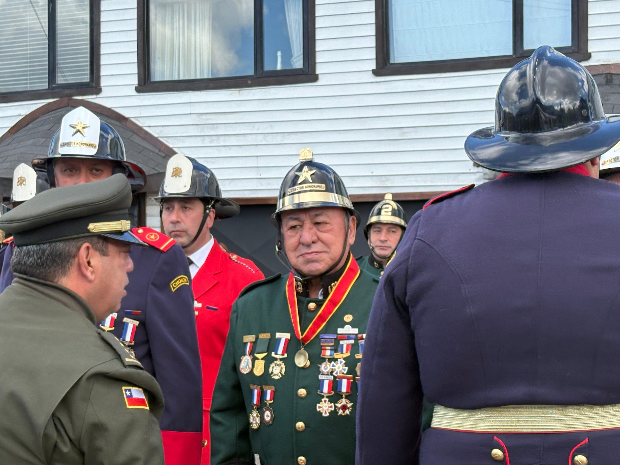 Con entrega de piochas por años de servicio el Cuerpo de Bomberos de Chonchi celebró sus 121 años de existencia.