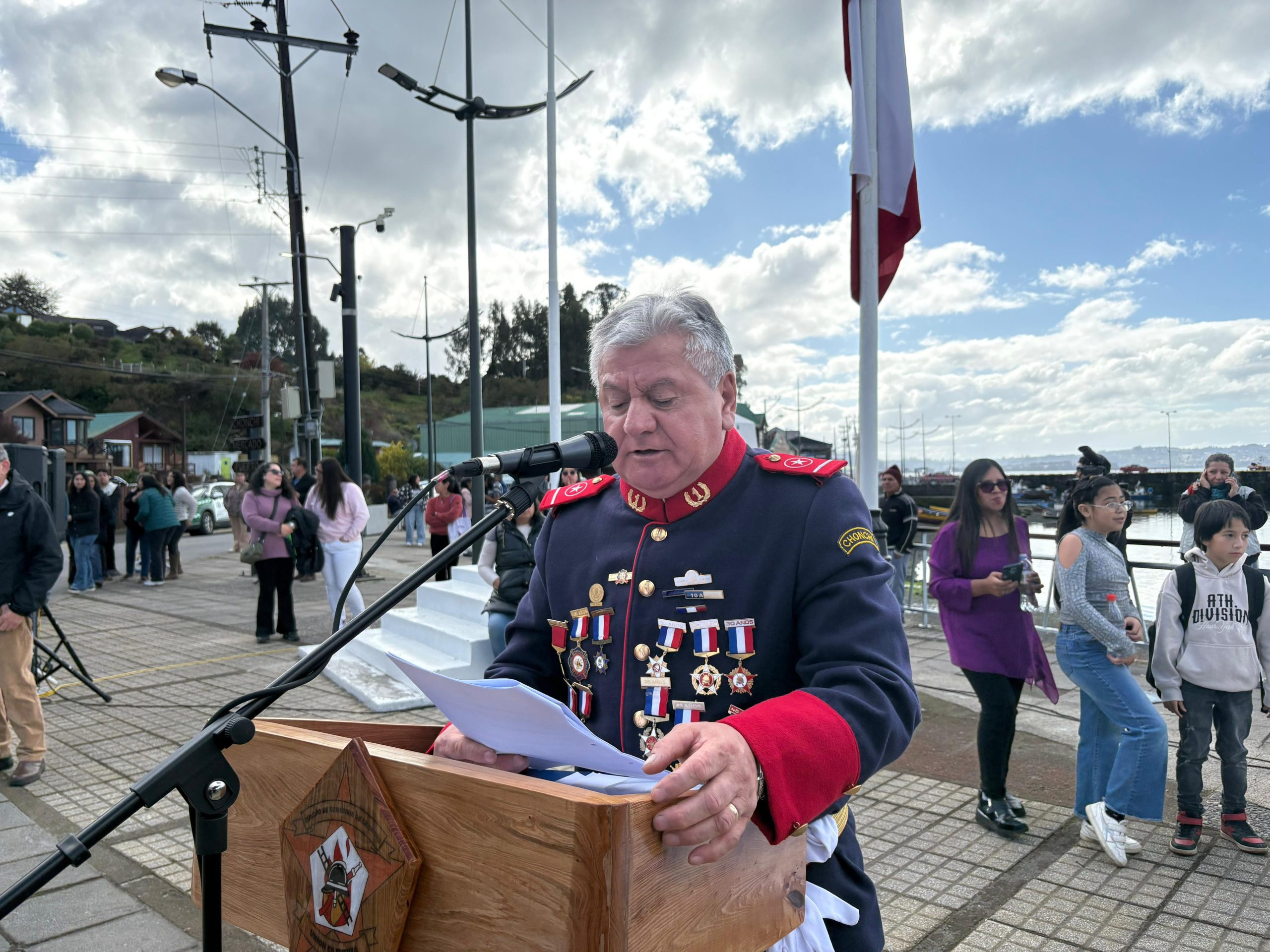 Con entrega de piochas por años de servicio el Cuerpo de Bomberos de Chonchi celebró sus 121 años de existencia.