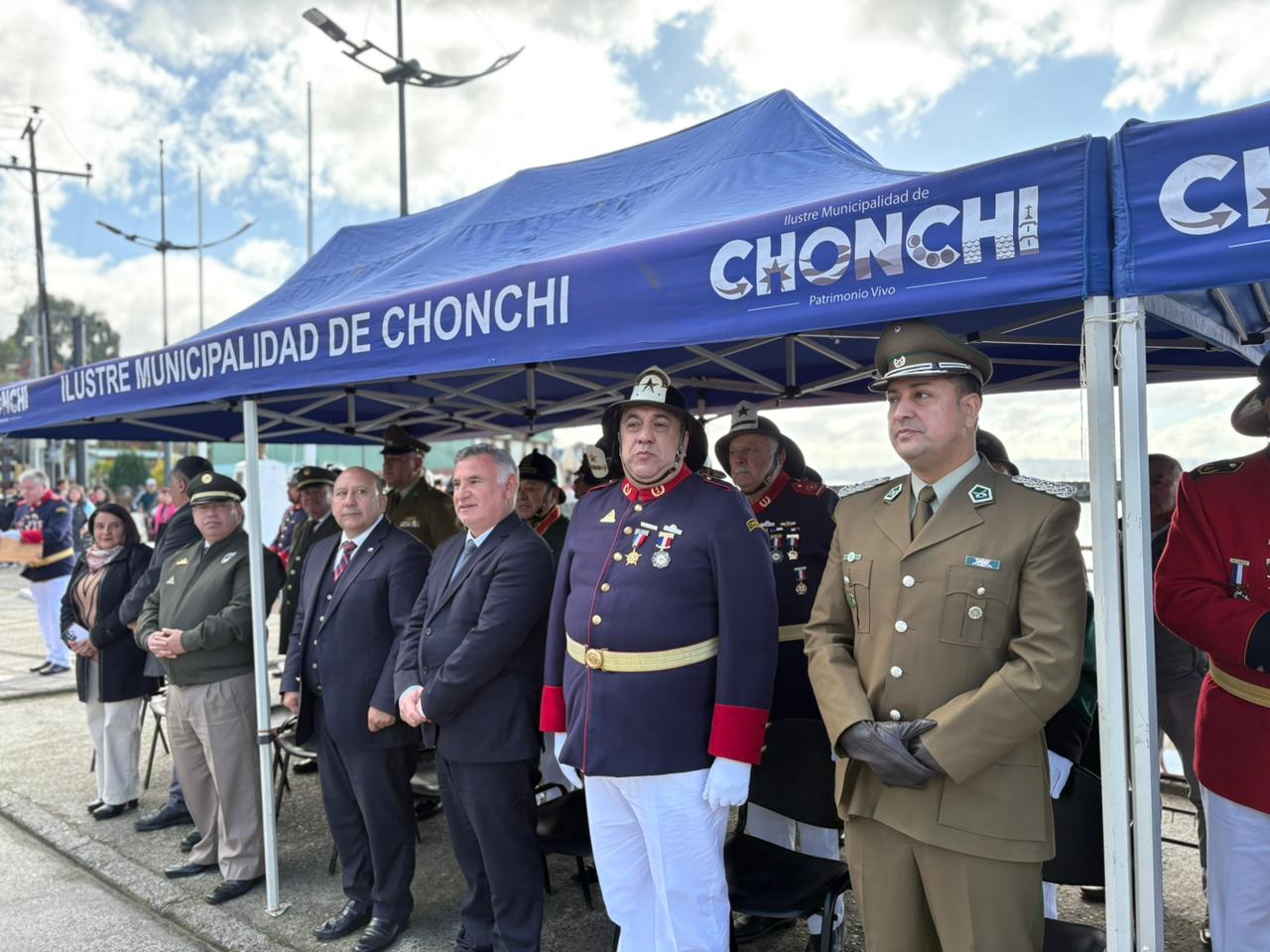 Con entrega de piochas por años de servicio el Cuerpo de Bomberos de Chonchi celebró sus 121 años de existencia.