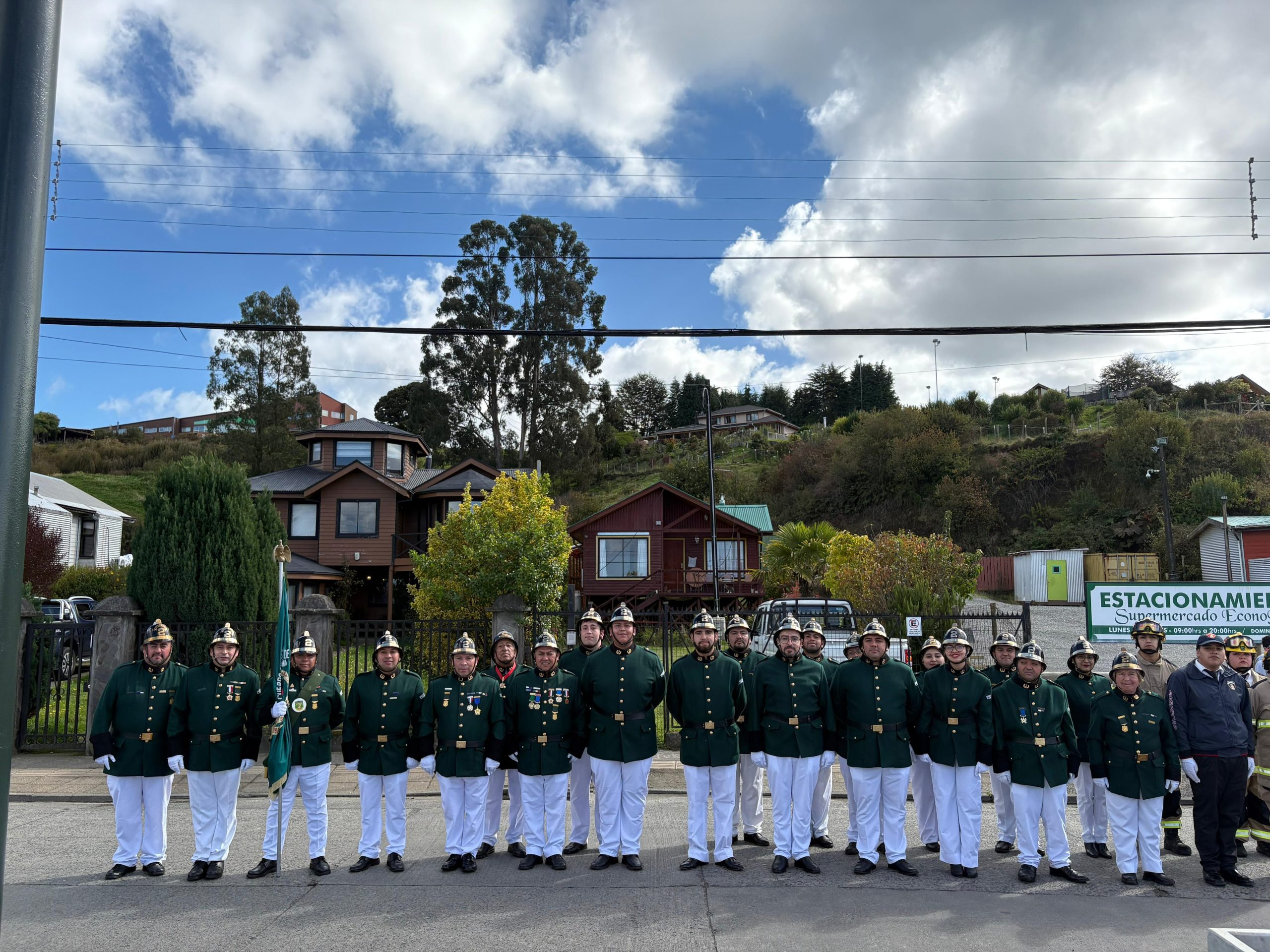 Con entrega de piochas por años de servicio el Cuerpo de Bomberos de Chonchi celebró sus 121 años de existencia.