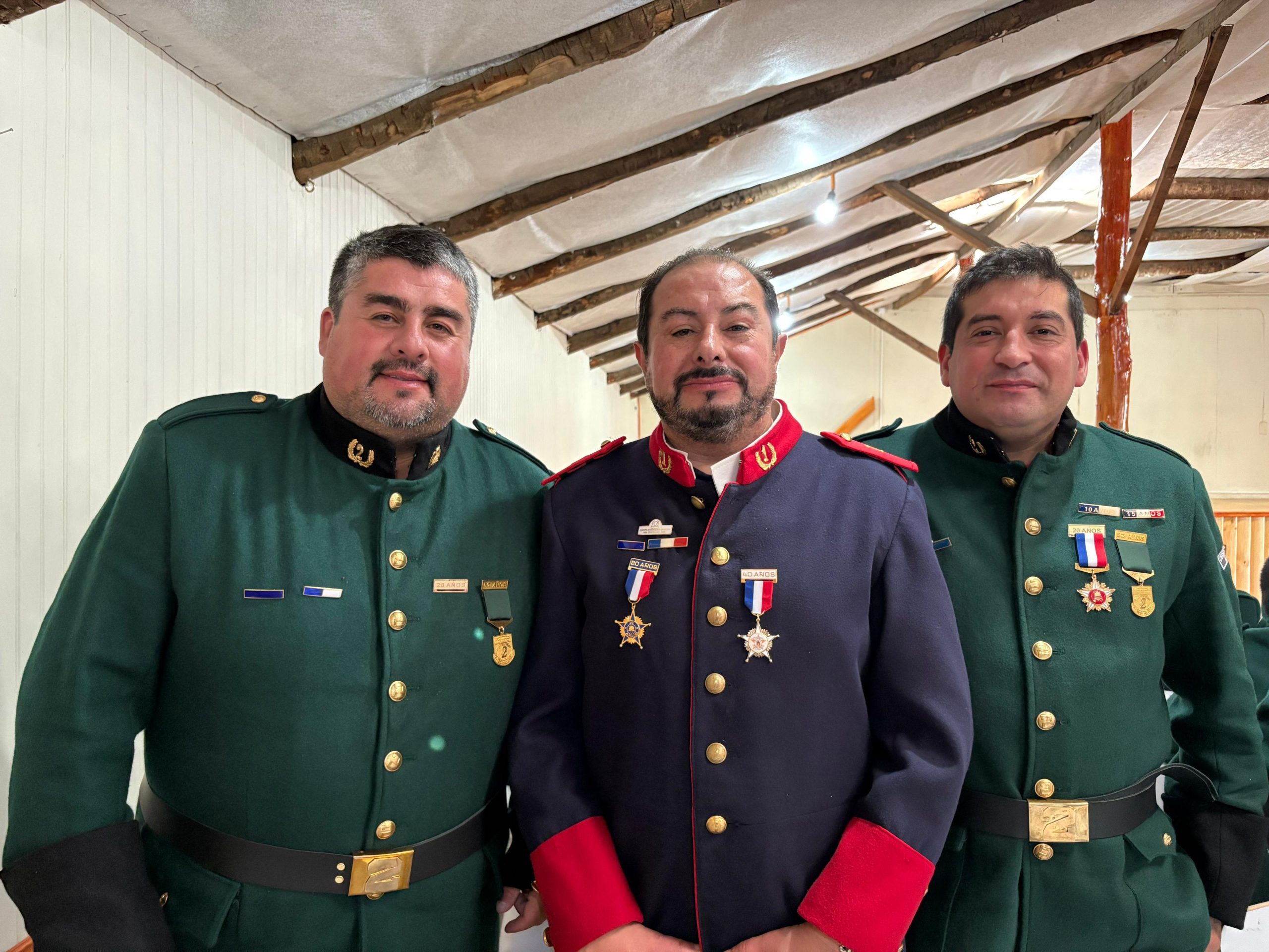 Con entrega de piochas por años de servicio el Cuerpo de Bomberos de Chonchi celebró sus 121 años de existencia.