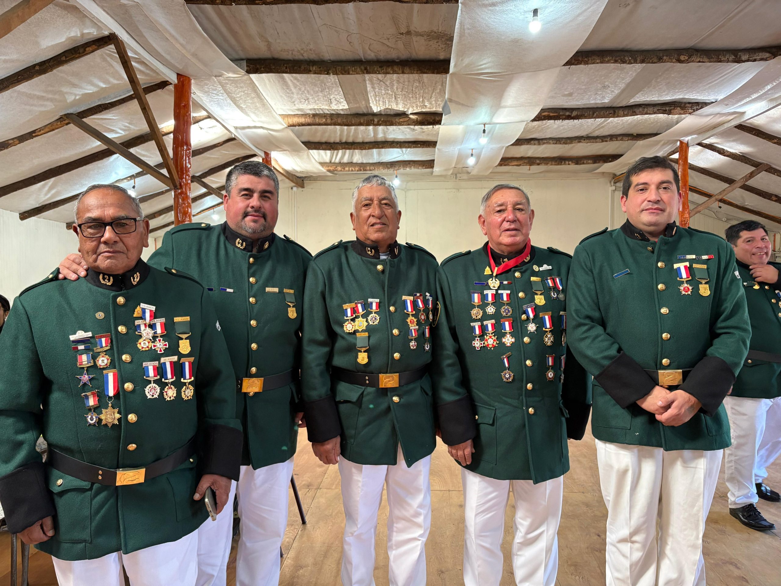 Con entrega de piochas por años de servicio el Cuerpo de Bomberos de Chonchi celebró sus 121 años de existencia.