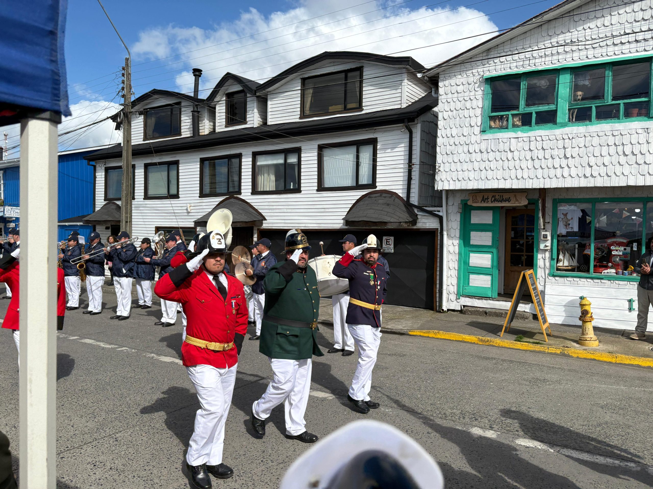 Con entrega de piochas por años de servicio el Cuerpo de Bomberos de Chonchi celebró sus 121 años de existencia.