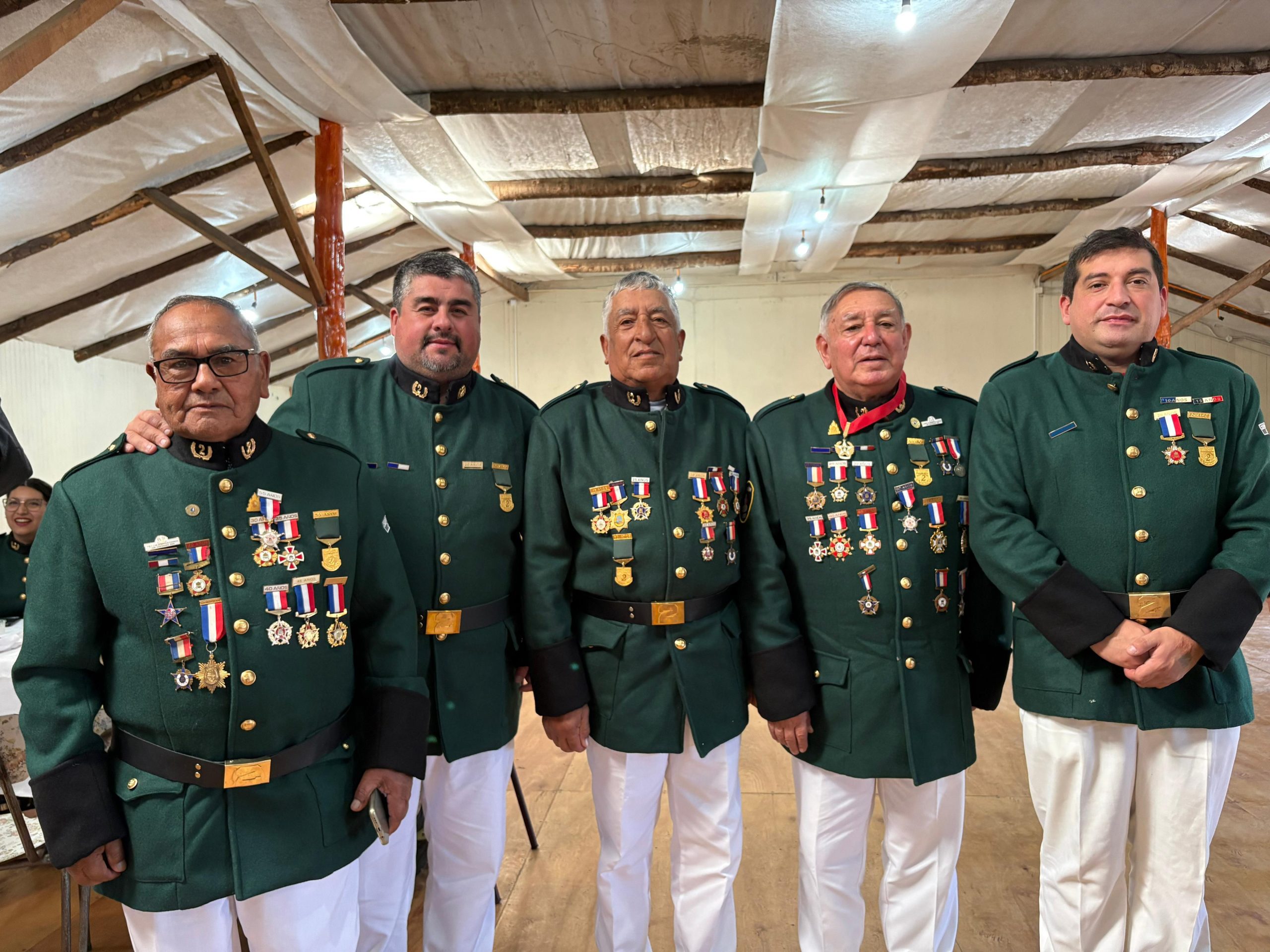 Con entrega de piochas por años de servicio el Cuerpo de Bomberos de Chonchi celebró sus 121 años de existencia.