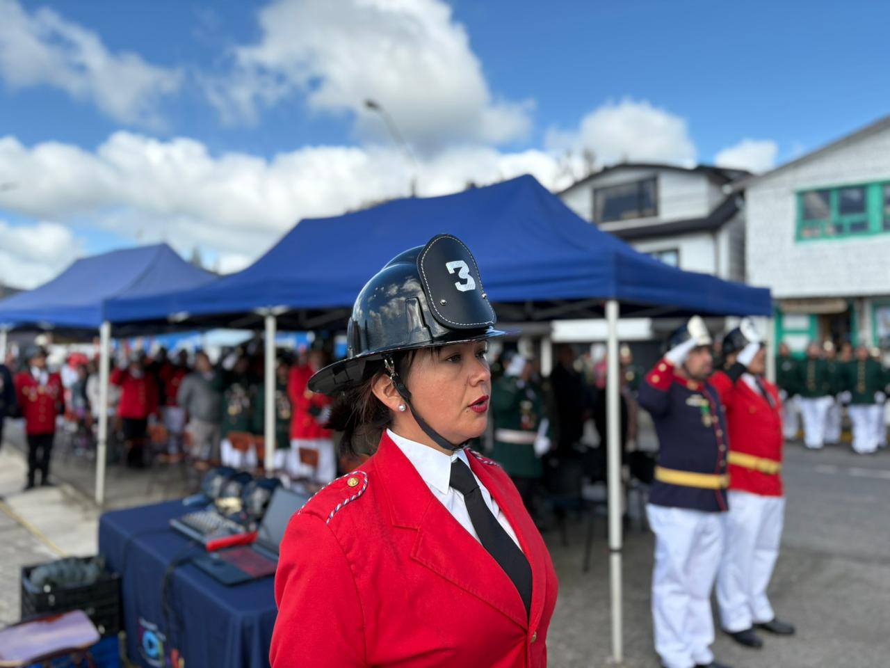 Con entrega de piochas por años de servicio el Cuerpo de Bomberos de Chonchi celebró sus 121 años de existencia.