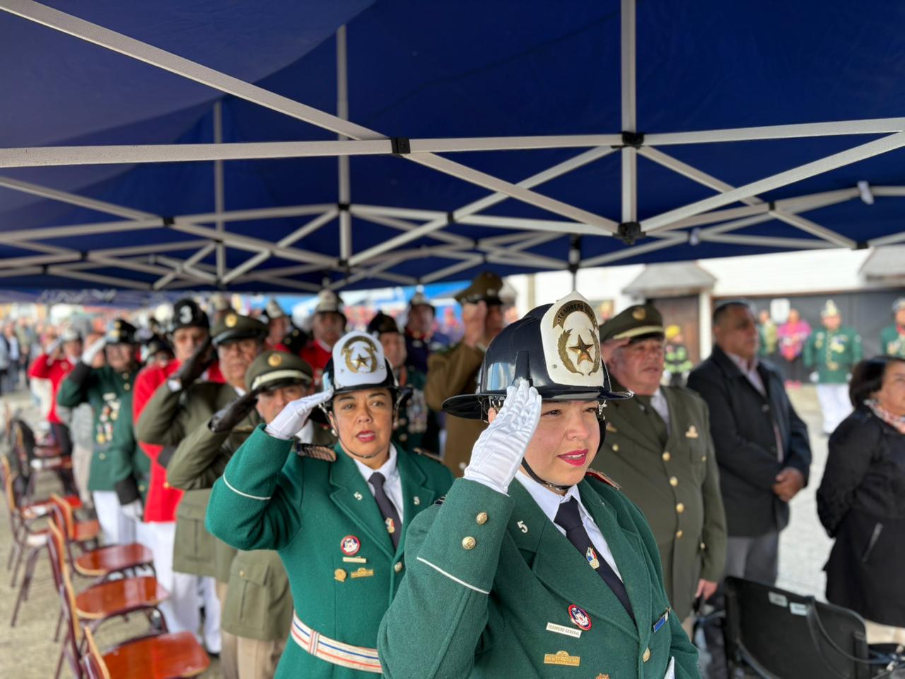 Con entrega de piochas por años de servicio el Cuerpo de Bomberos de Chonchi celebró sus 121 años de existencia.