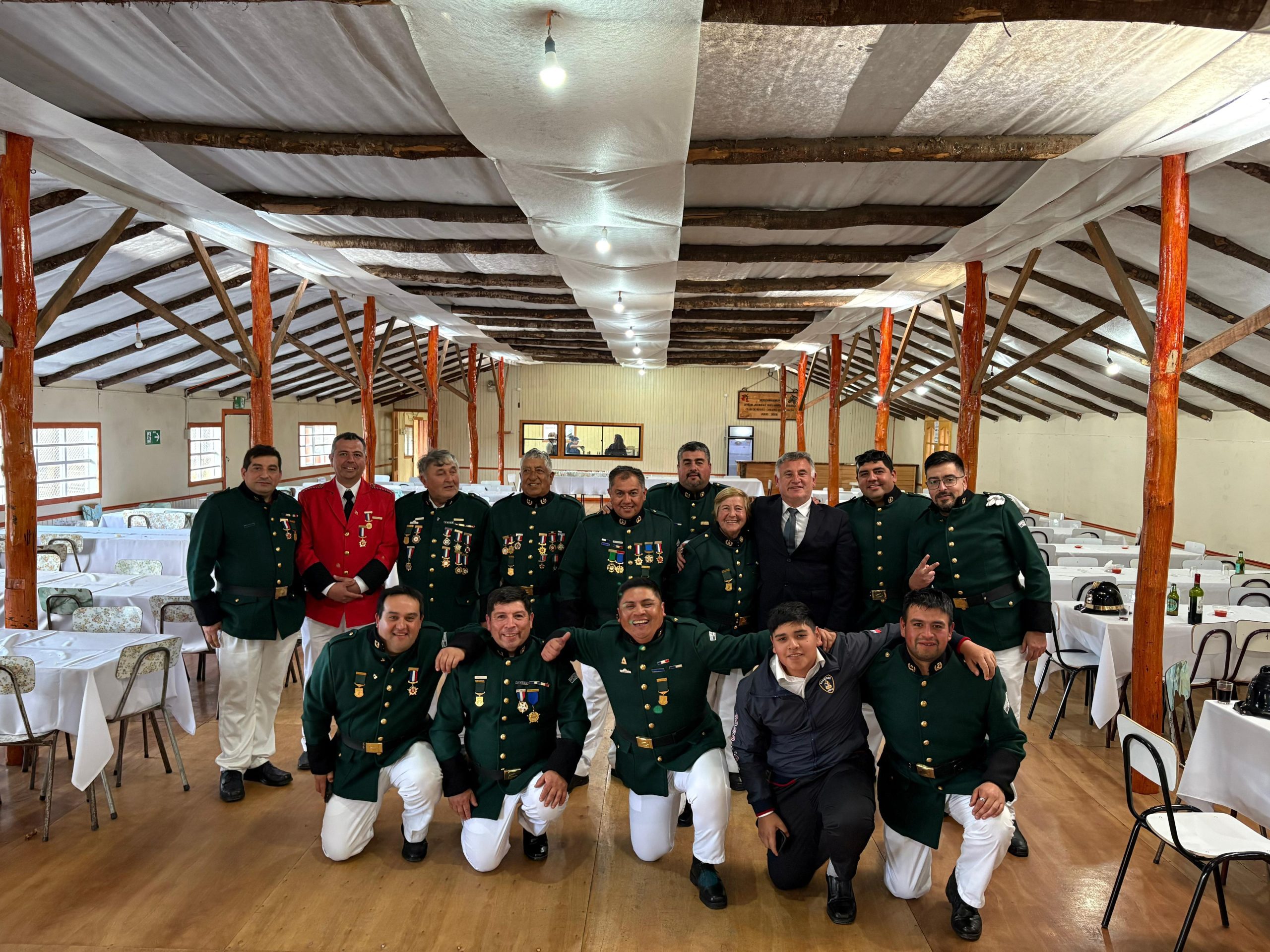 Con entrega de piochas por años de servicio el Cuerpo de Bomberos de Chonchi celebró sus 121 años de existencia.
