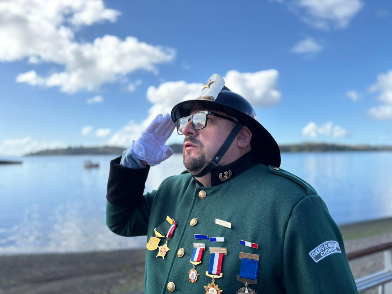 Con entrega de piochas por años de servicio el Cuerpo de Bomberos de Chonchi celebró sus 121 años de existencia.