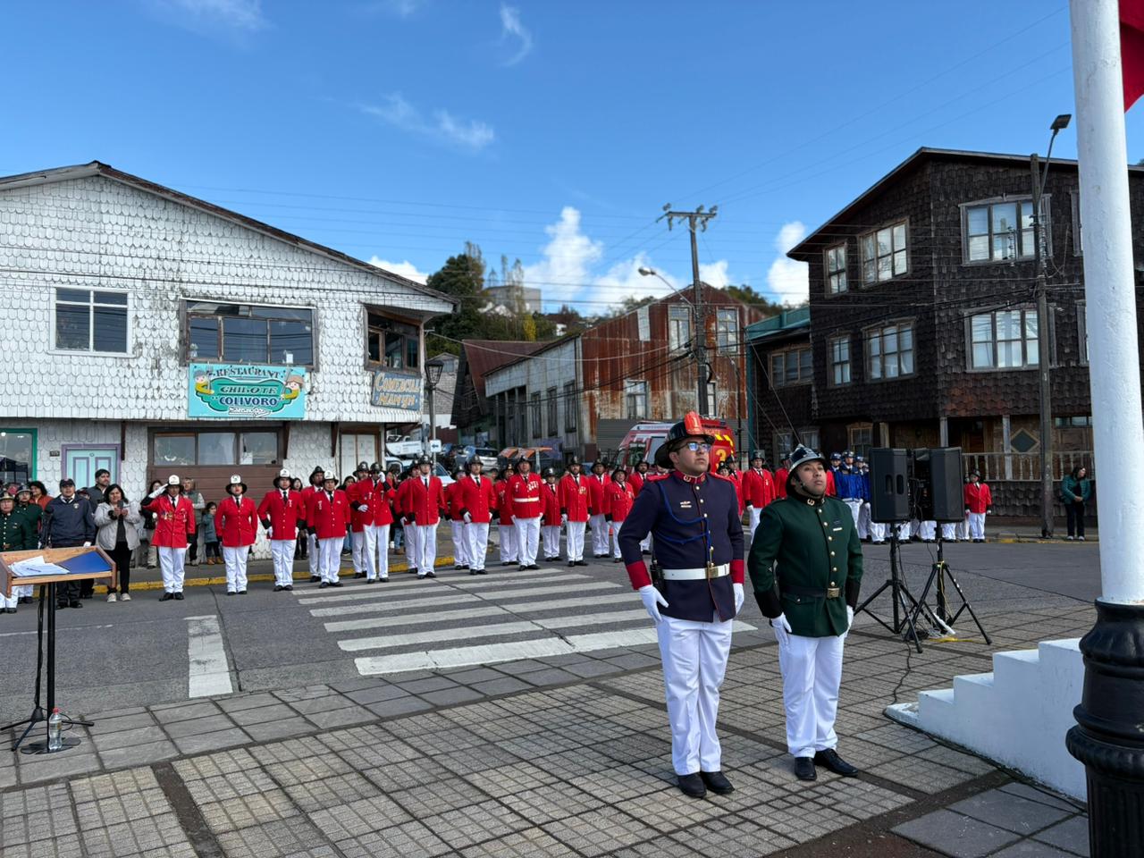 Con entrega de piochas por años de servicio el Cuerpo de Bomberos de Chonchi celebró sus 121 años de existencia.
