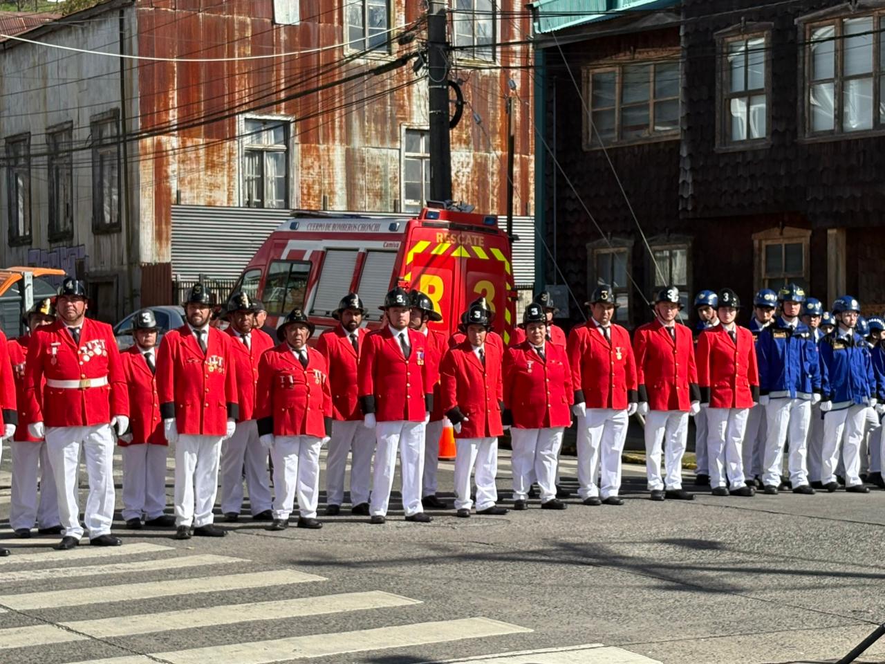 Con entrega de piochas por años de servicio el Cuerpo de Bomberos de Chonchi celebró sus 121 años de existencia.