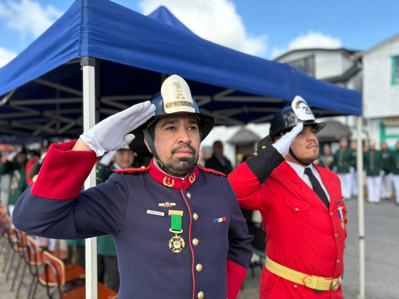 Con entrega de piochas por años de servicio el Cuerpo de Bomberos de Chonchi celebró sus 121 años de existencia.